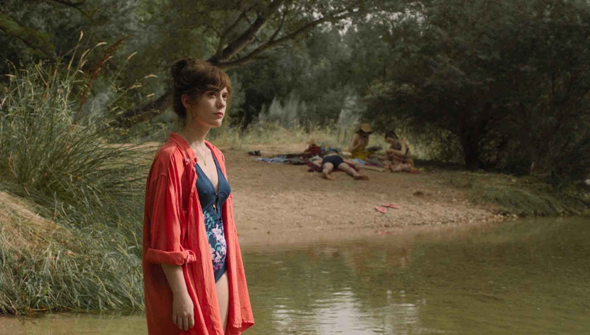 Une femme trentenaire en maillot de bain. Extrait du film Eva en août de Jonás Trueba.