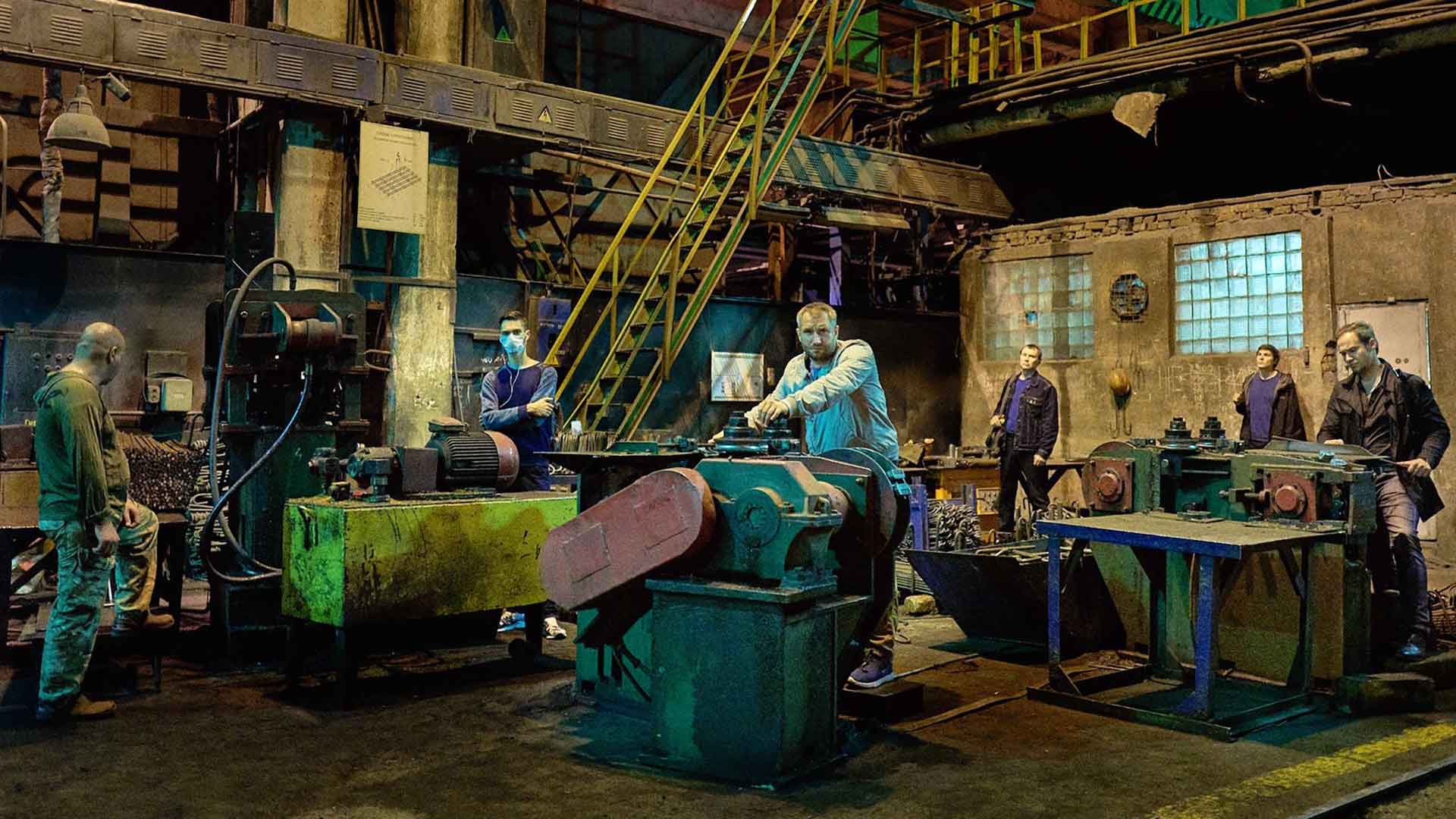Six employés travaillent dans une usine. Extrait du film Factory de Yuri Bykov
