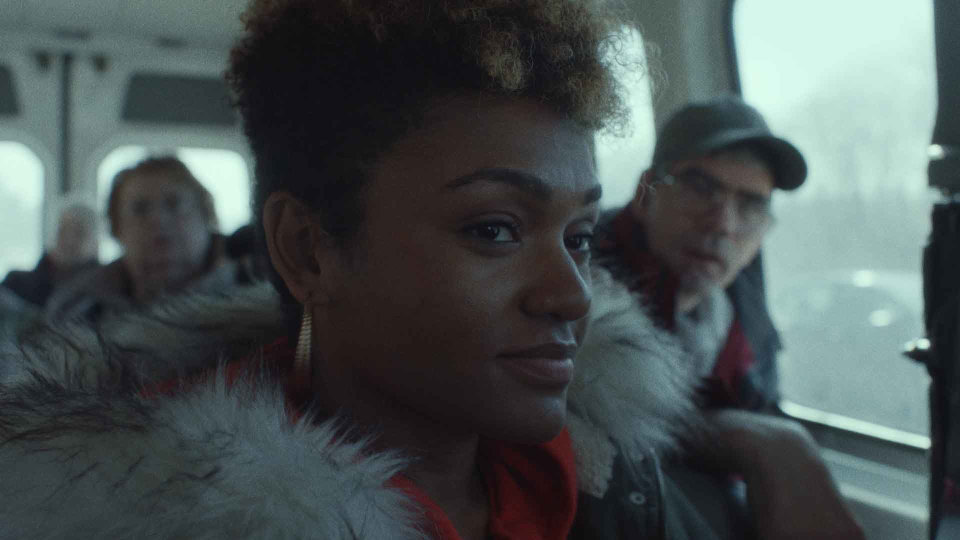 Une jeune femme dans un bus sourit. Extrait du film Give me liberty de Kirill Mikhanovsky