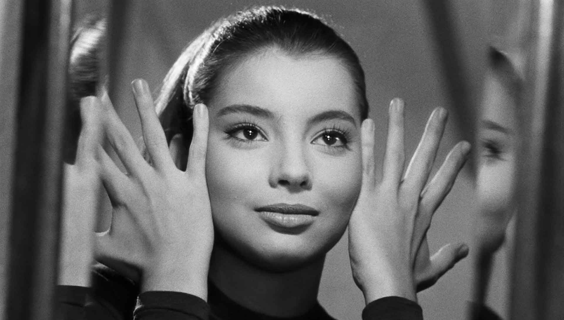 Une jeune femme se regarde dans le miroir. Extrait du film Guendalina d'Alberto Lattuada