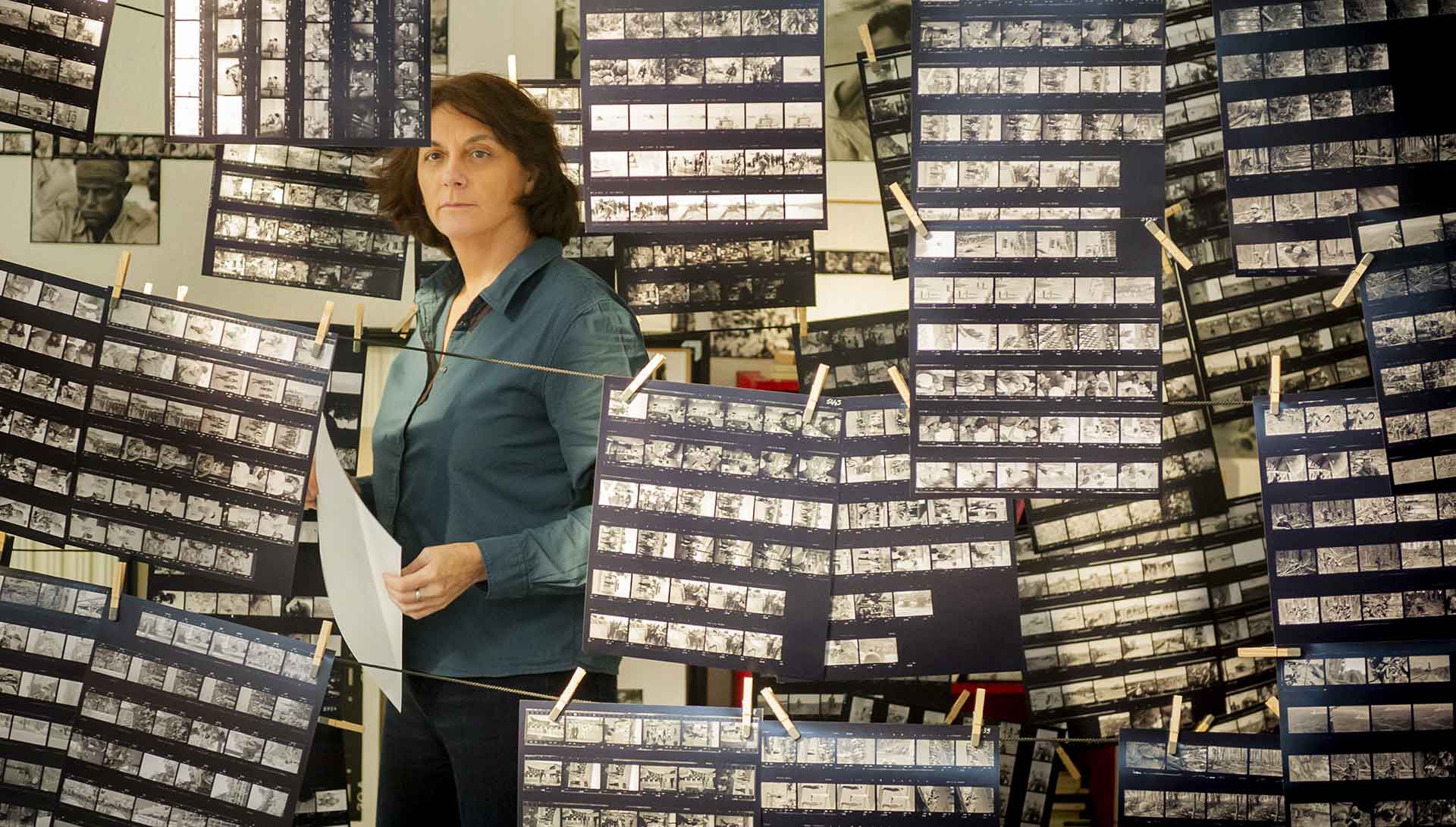 Mariana Otero entourée de pellicules de photographies de Gilles Caron