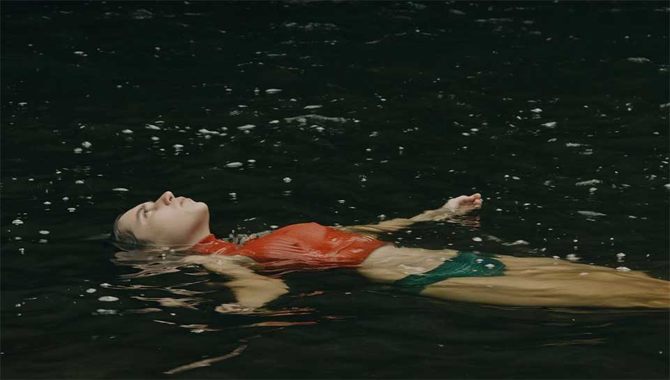 Une femme flotte dans l'eau. Extrait du film 
