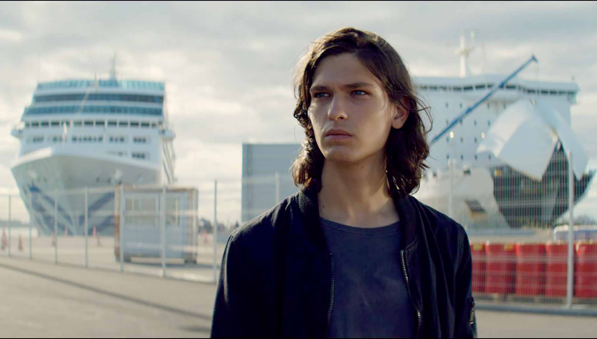 Un jeune homme dans un port maritime