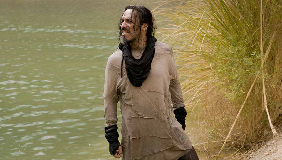 Alexandre Astier sort de l'eau. Extrait du film Kaamelott - Premier volet d'Alexandre Astier 