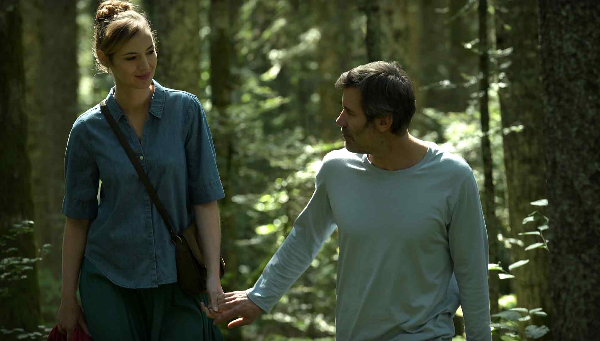 Un couple marche dans la forêt. Extrait du film L'Enfant rêvé de Raphaël Jacoulot