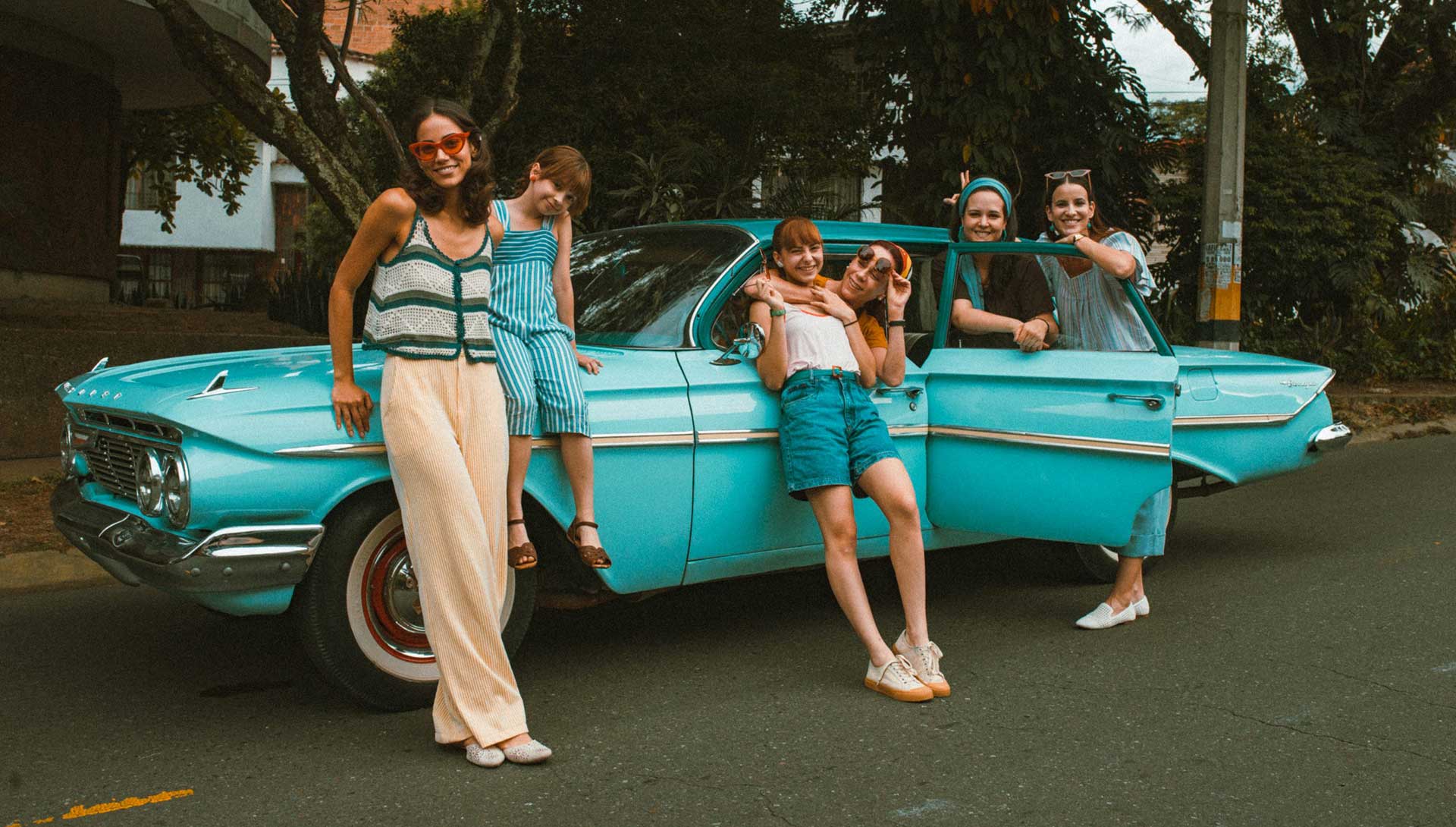 Un groupe d'amis devant une voiture. Extrait du film L'Oubli que nous serons de Fernando Trueba