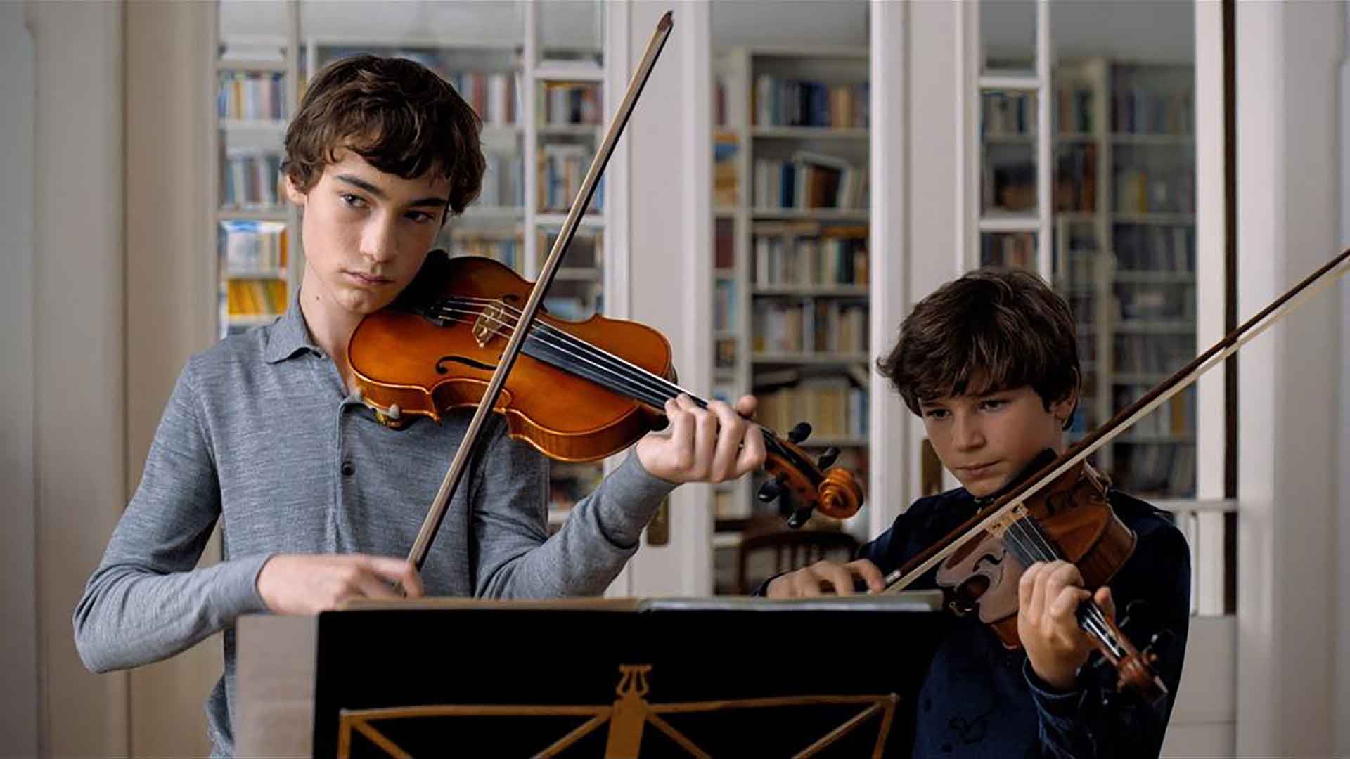 Deux garçons s'entraînent au violon