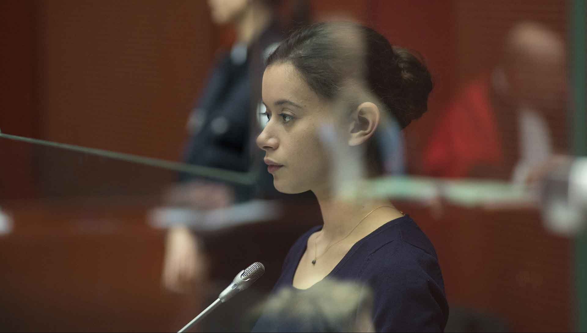 Jeune femme dans un tribunal