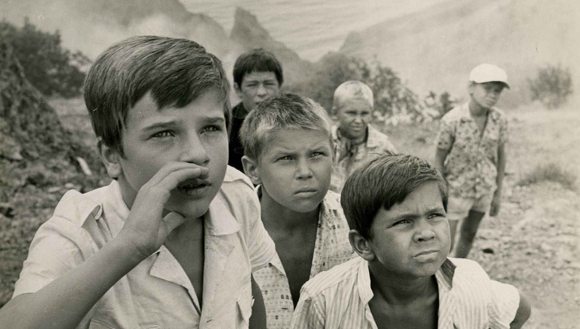 Une bande de jeune garçon. Extrait du film La Jeune fille à l’écho d'Arūnas Žebriūnas