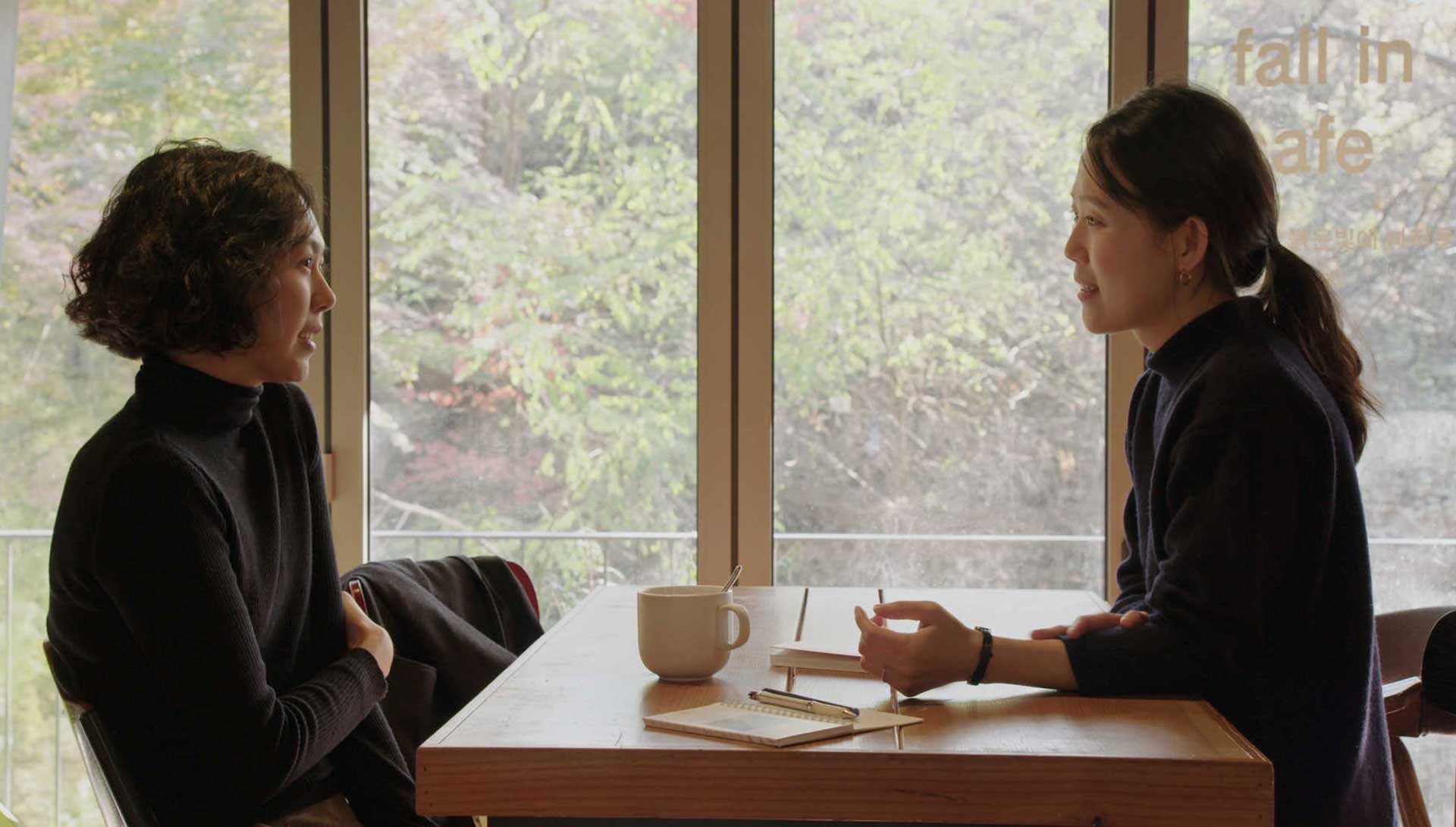 Deux femmes discutent. Extrait du film La femme qui s'est enfuie de Hong Sang-soo.