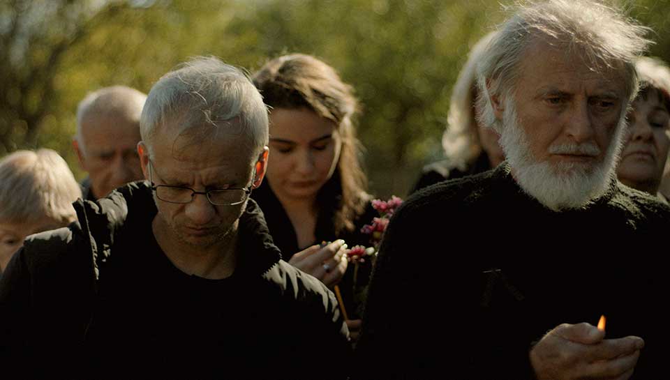 Un groupe de personne prie. Extrait du film 