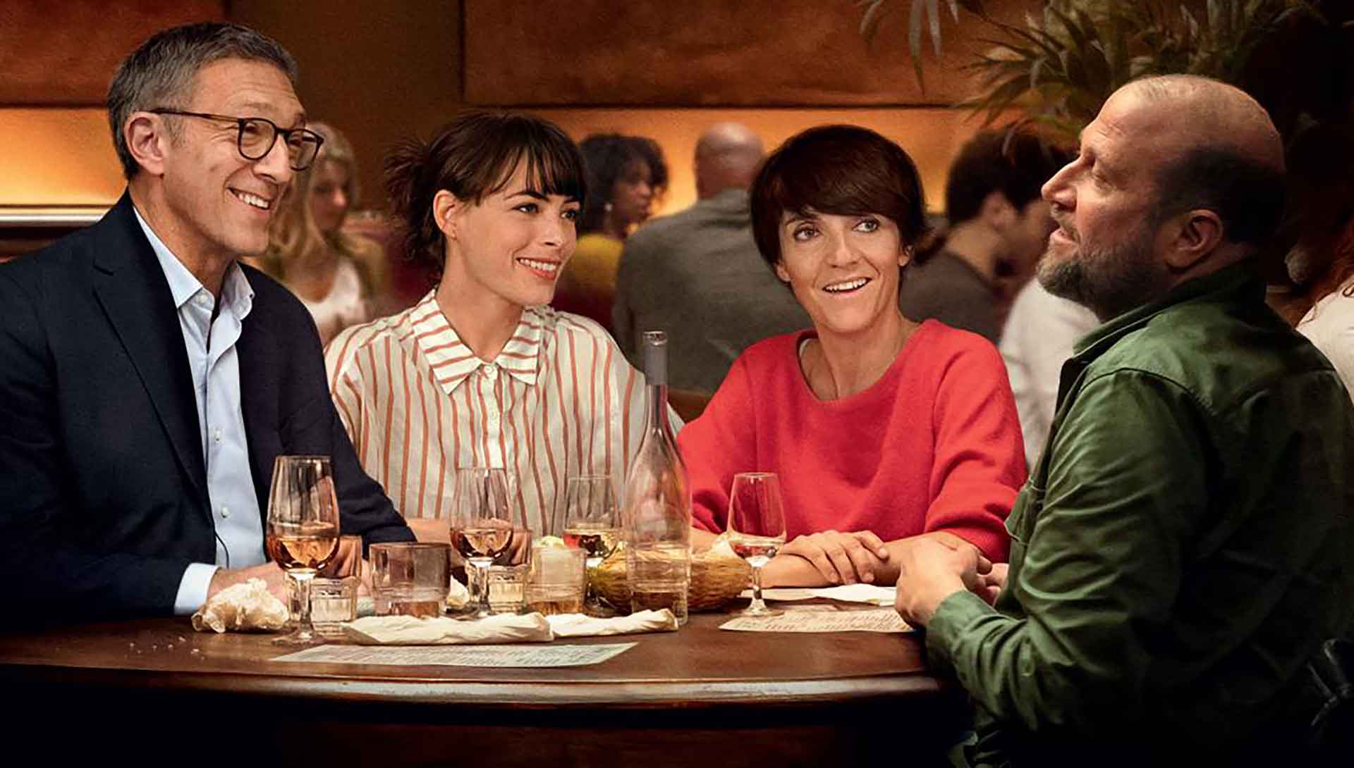 Un couple d'amis dîne dans un restaurant. Extrait du film Le Bonheur des uns... de Daniel Cohen