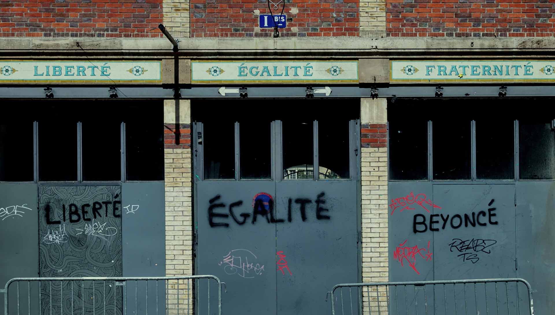 Portes taguées Libertés, égalités, Béyoncé