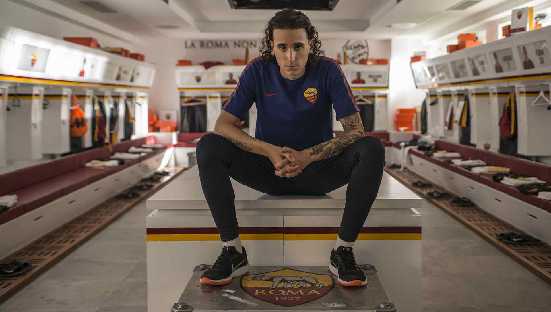 Un jeune footballeur, assit dans le vestiaire vide de l'AS Roma, regarde face caméra. Extrait du film Le Défi du Champion de Leonardo D’Agostini