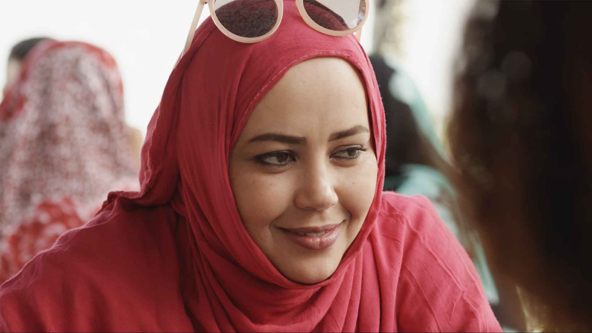 Une jeune femme voilée sourit