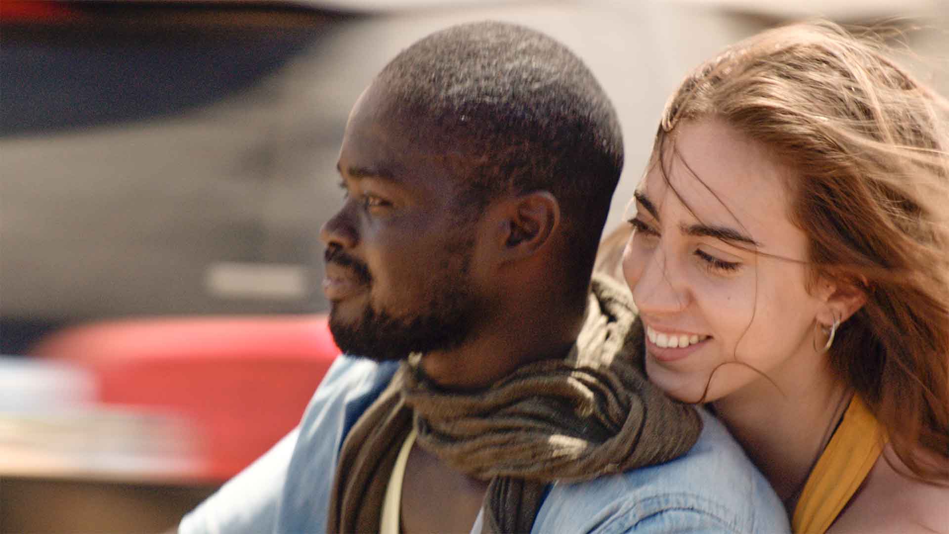 Jeune homme et jeune femme sur une moto