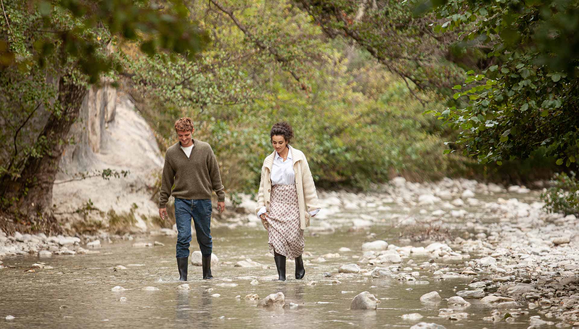 Un homme et une femme marchent en pleine nature. Extrait du film Les Choses qu'on dit, les choses qu'on fait de Emmanuel Mouret