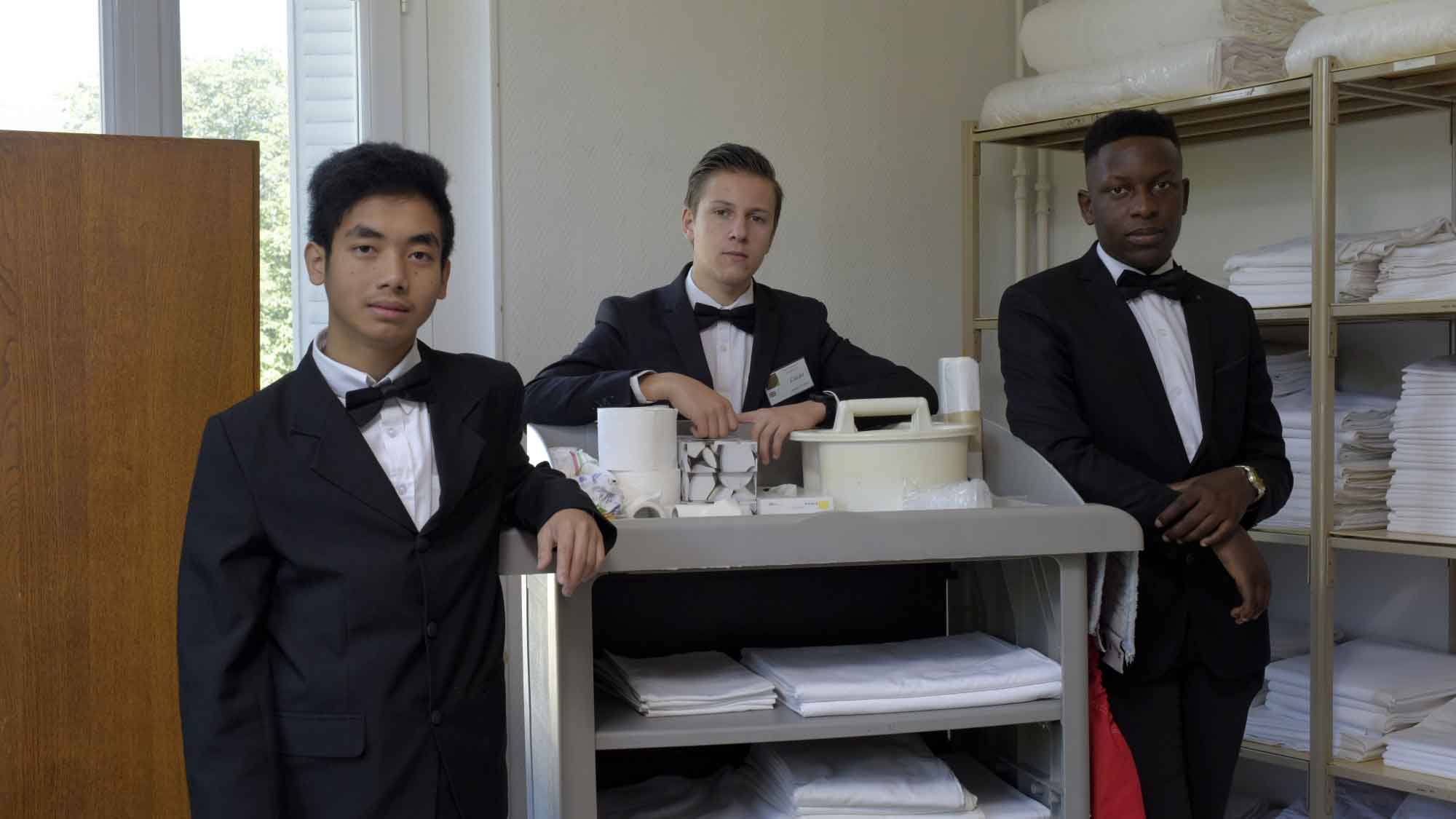 Deux apprentis cuisinières se préparent