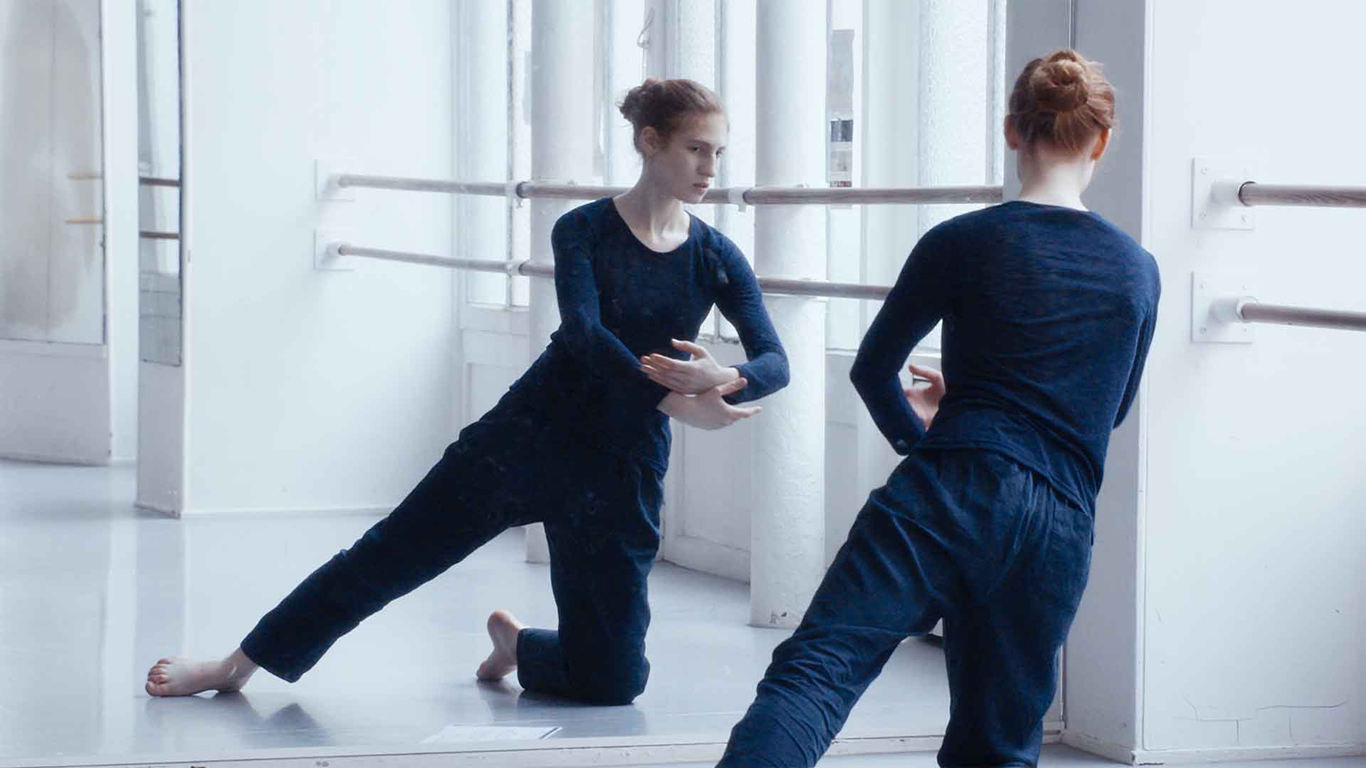 Une jeune femme danse