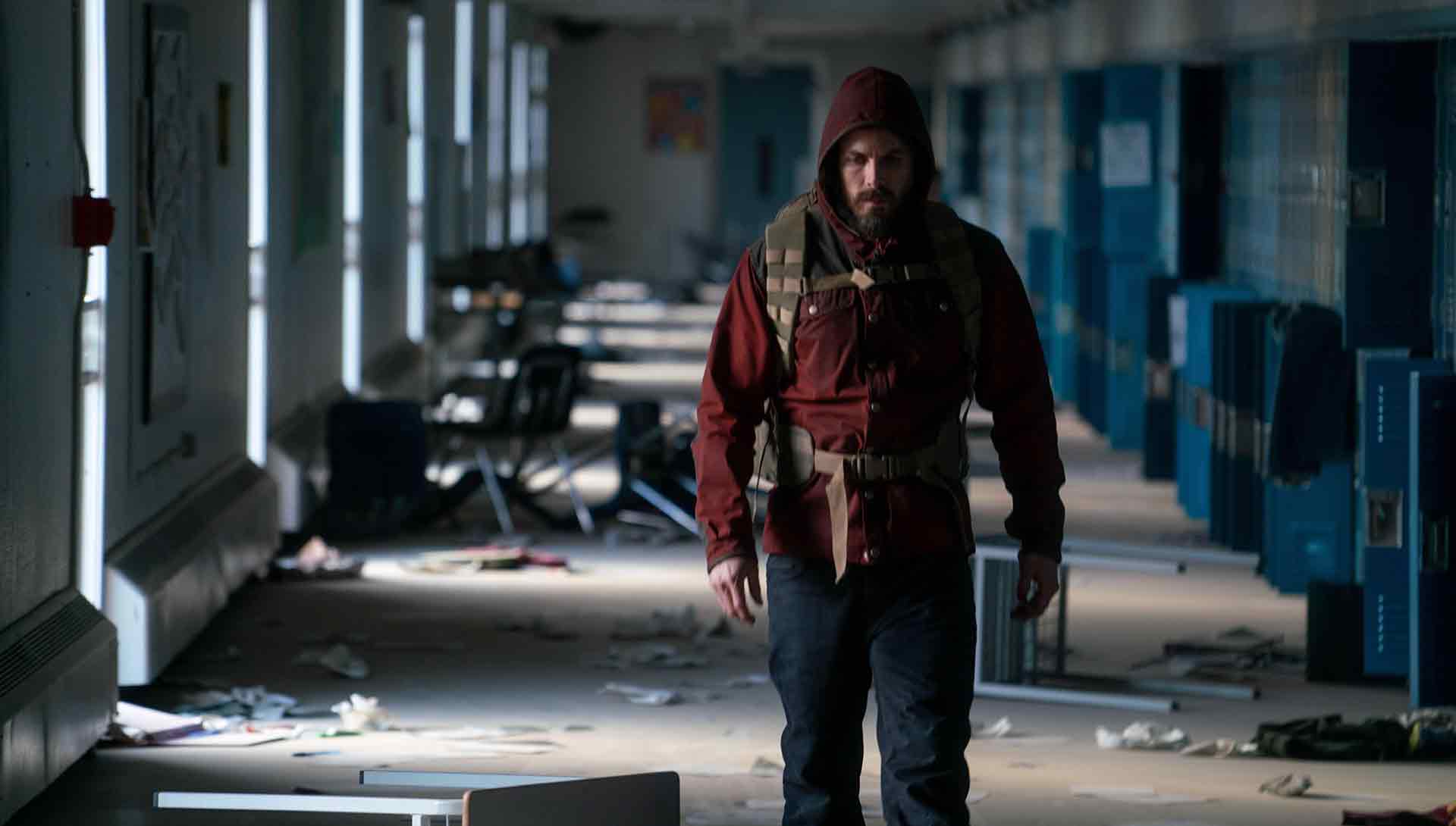 Un survivant dans les couloirs d'une école dans un monde apocalyptique. Extrait du film Light of My Life de Casey Affleck.