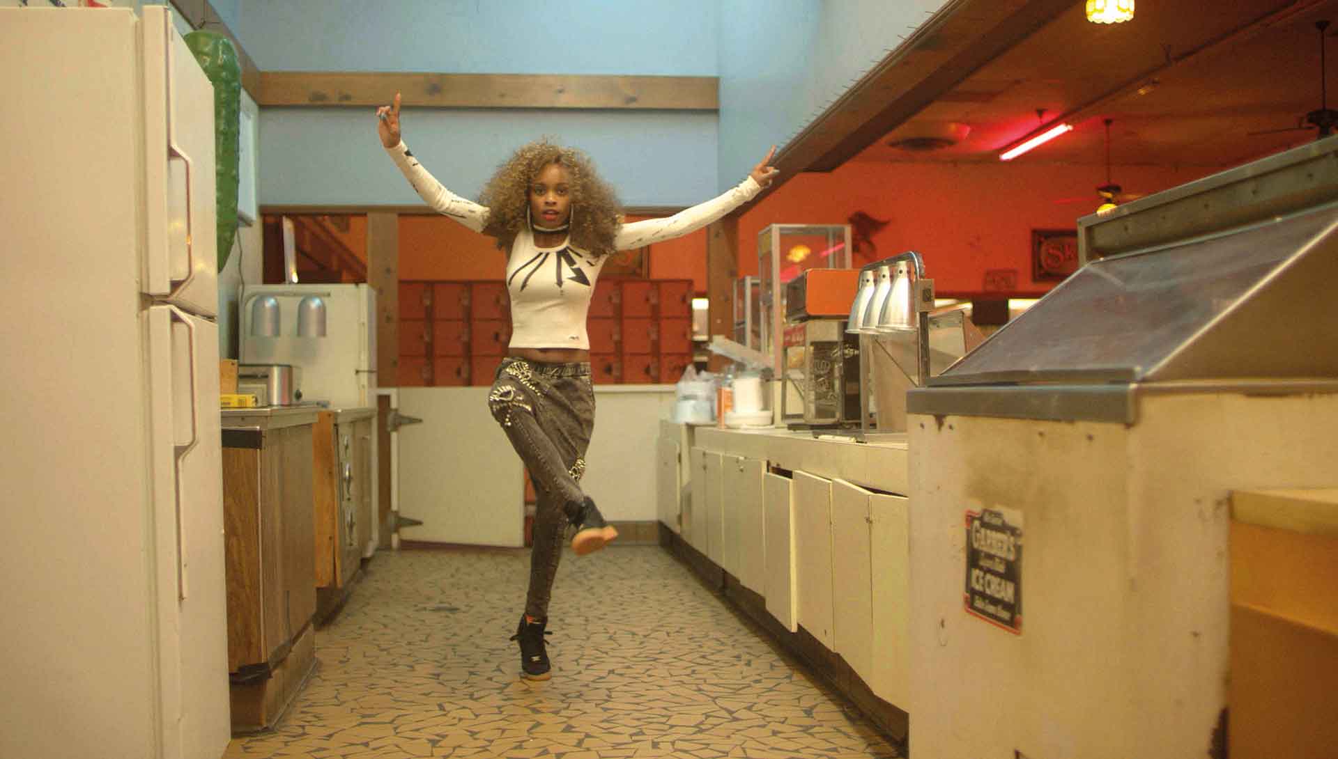 Une jeune femme danse dans la cuisine d'un restaurant. Extrait du film Lil Buck : Real Swan de Louis Wallecan
