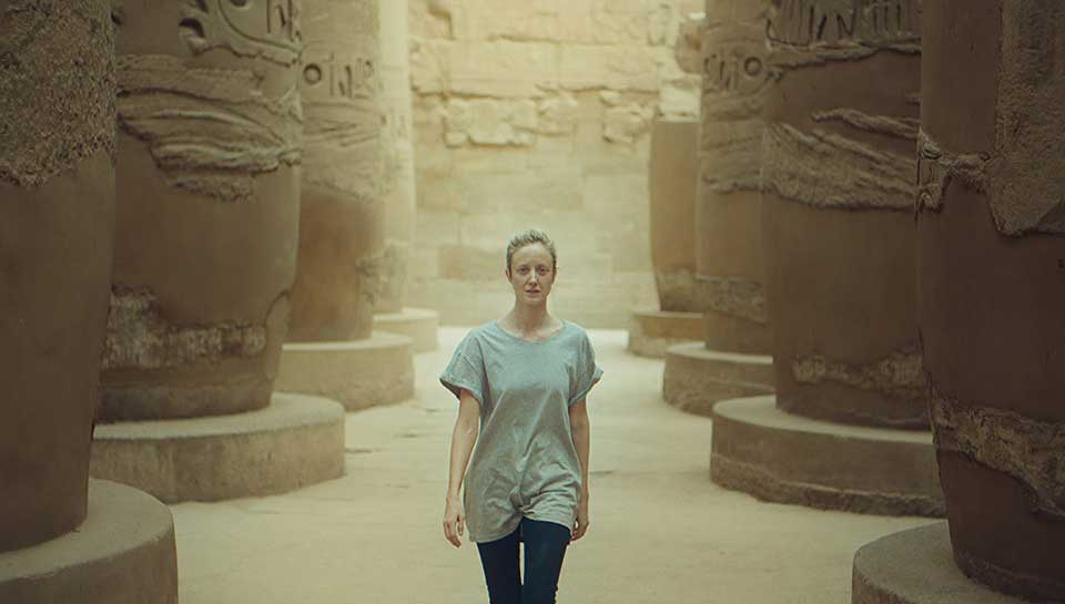 L'actrice Andrea Riseborough marche dans la cité antique de Louxor. Extrait du film 