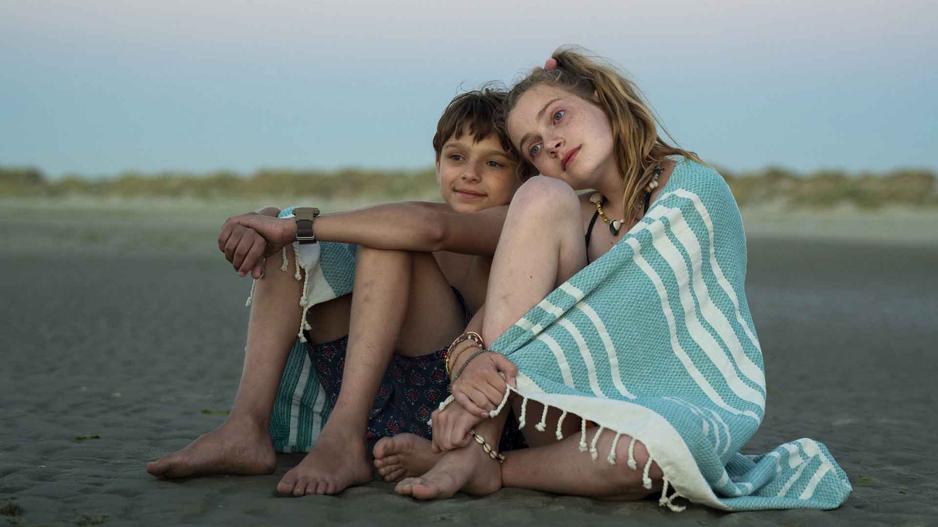 Deux enfants sont sur une plage