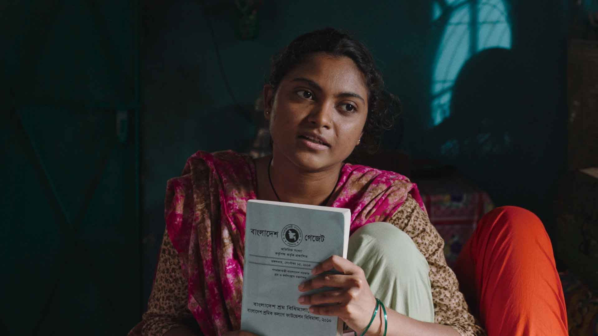 Jeune Indienne avec un livre