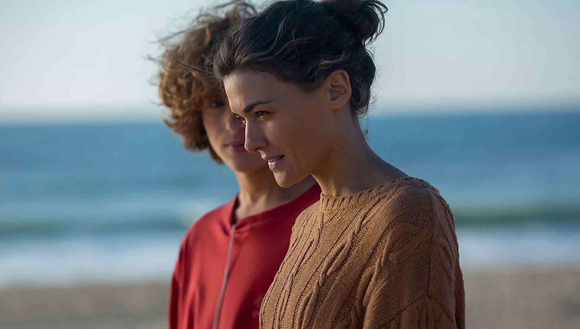 Deux femmes sur une plage. Extrait du film Madre de Rodrigo Sorogoyen
