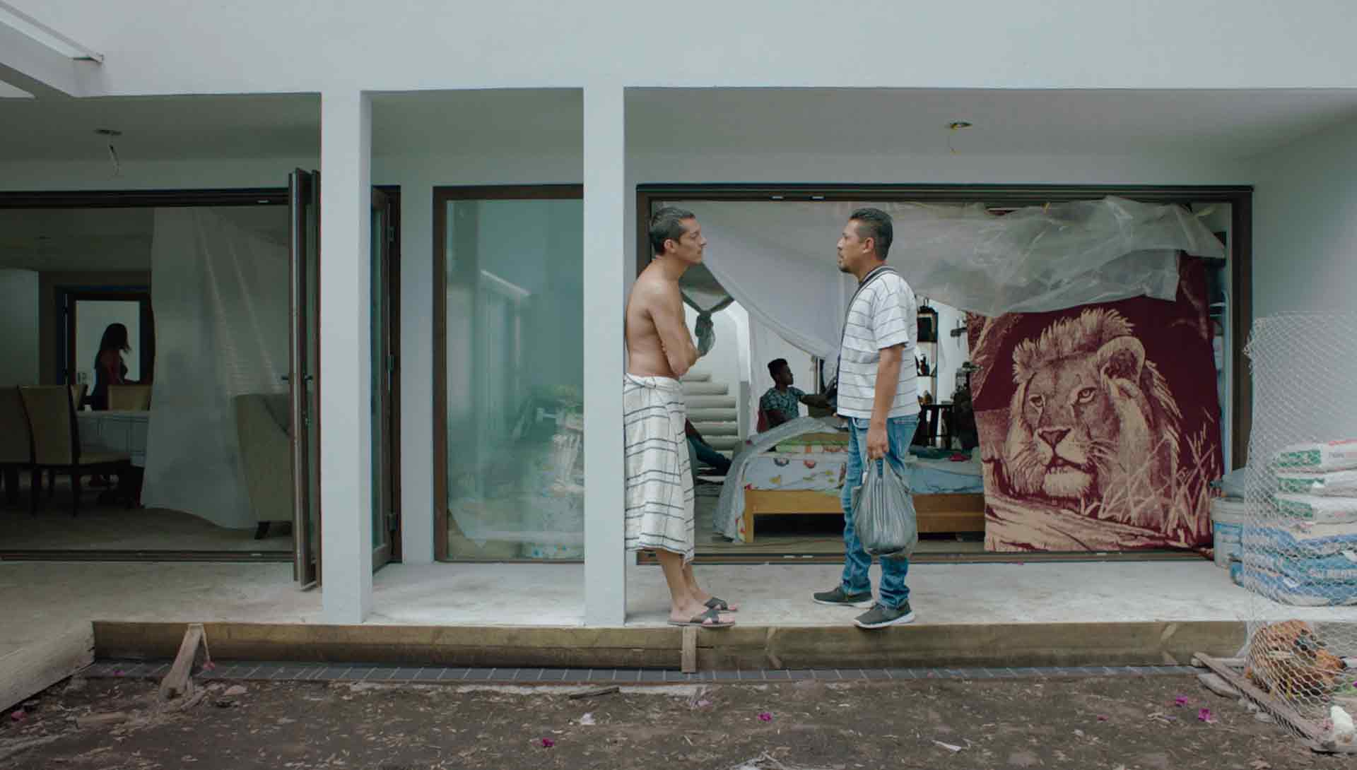 Deux hommes discutent. Extrait du film Mano de Obra de David Zonana.