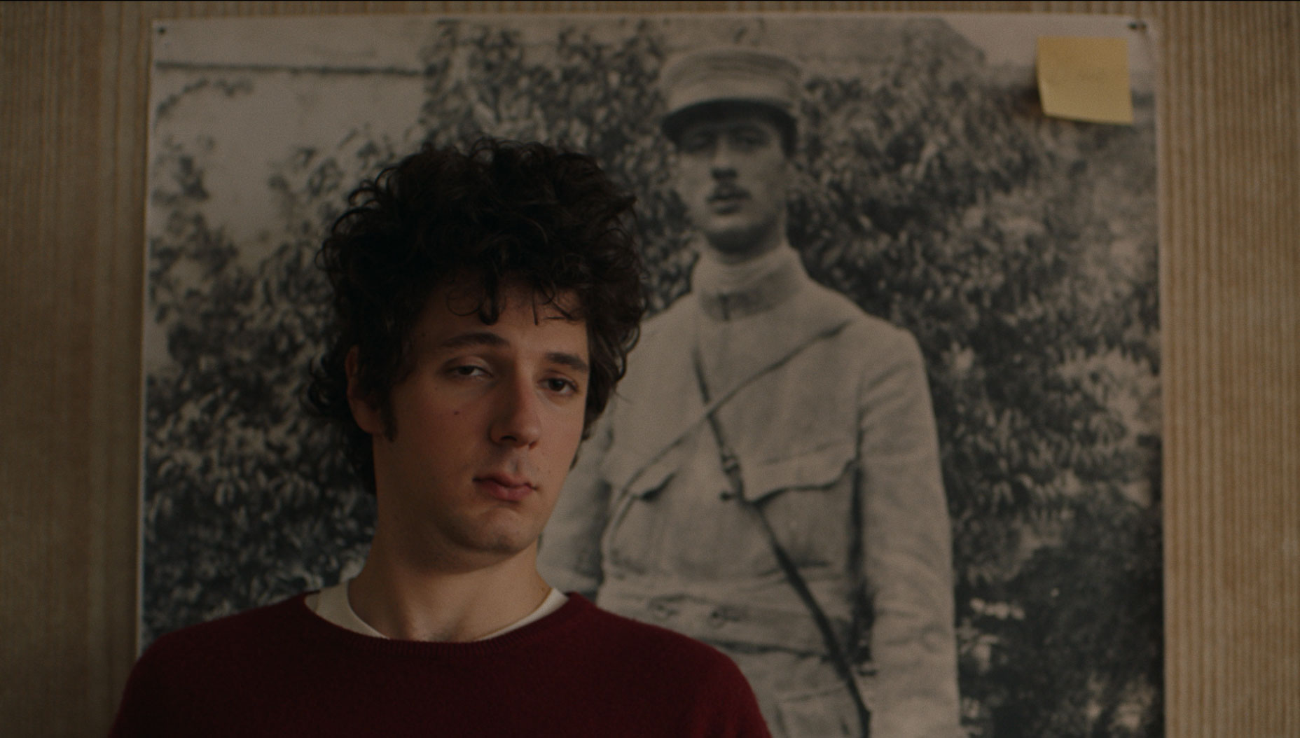 Vincent Lacoste devant un portrait du général Charles de Gaulle