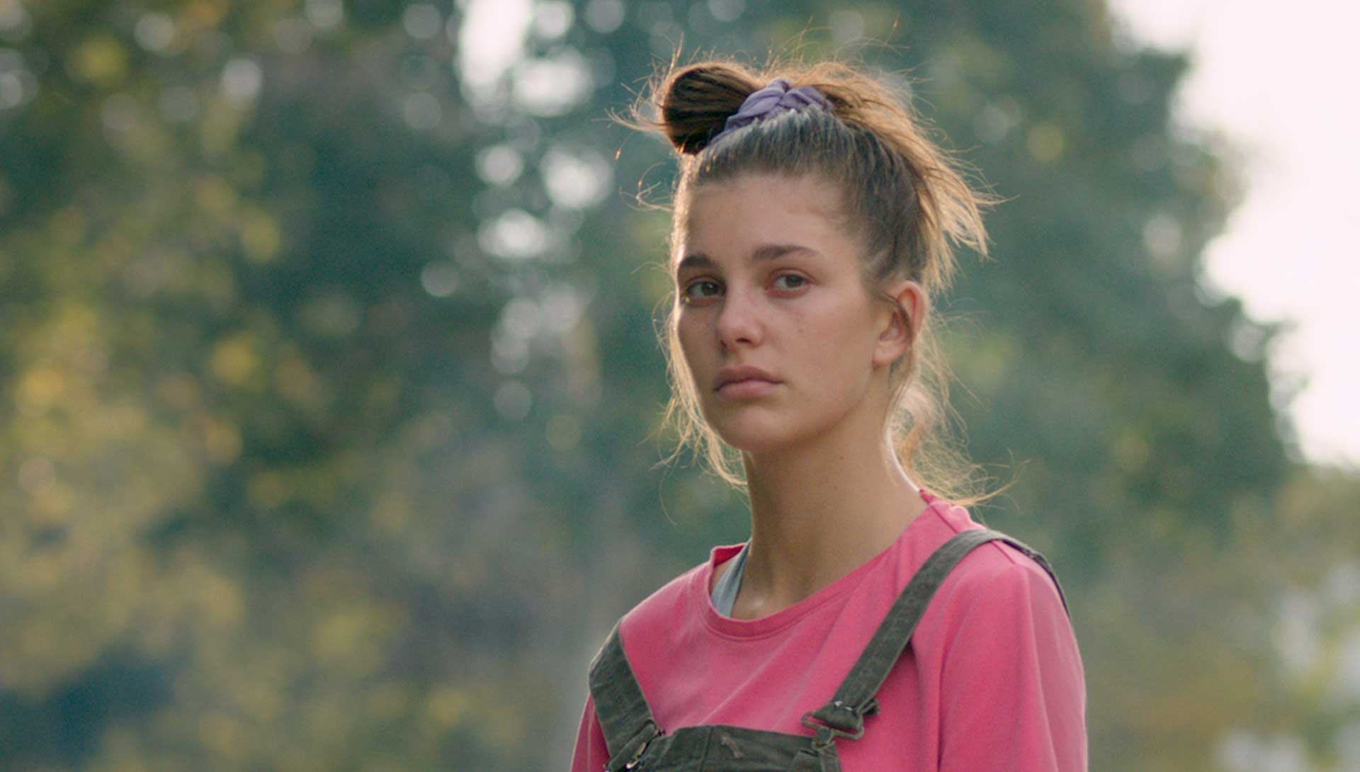 Jeune femme devant les bois