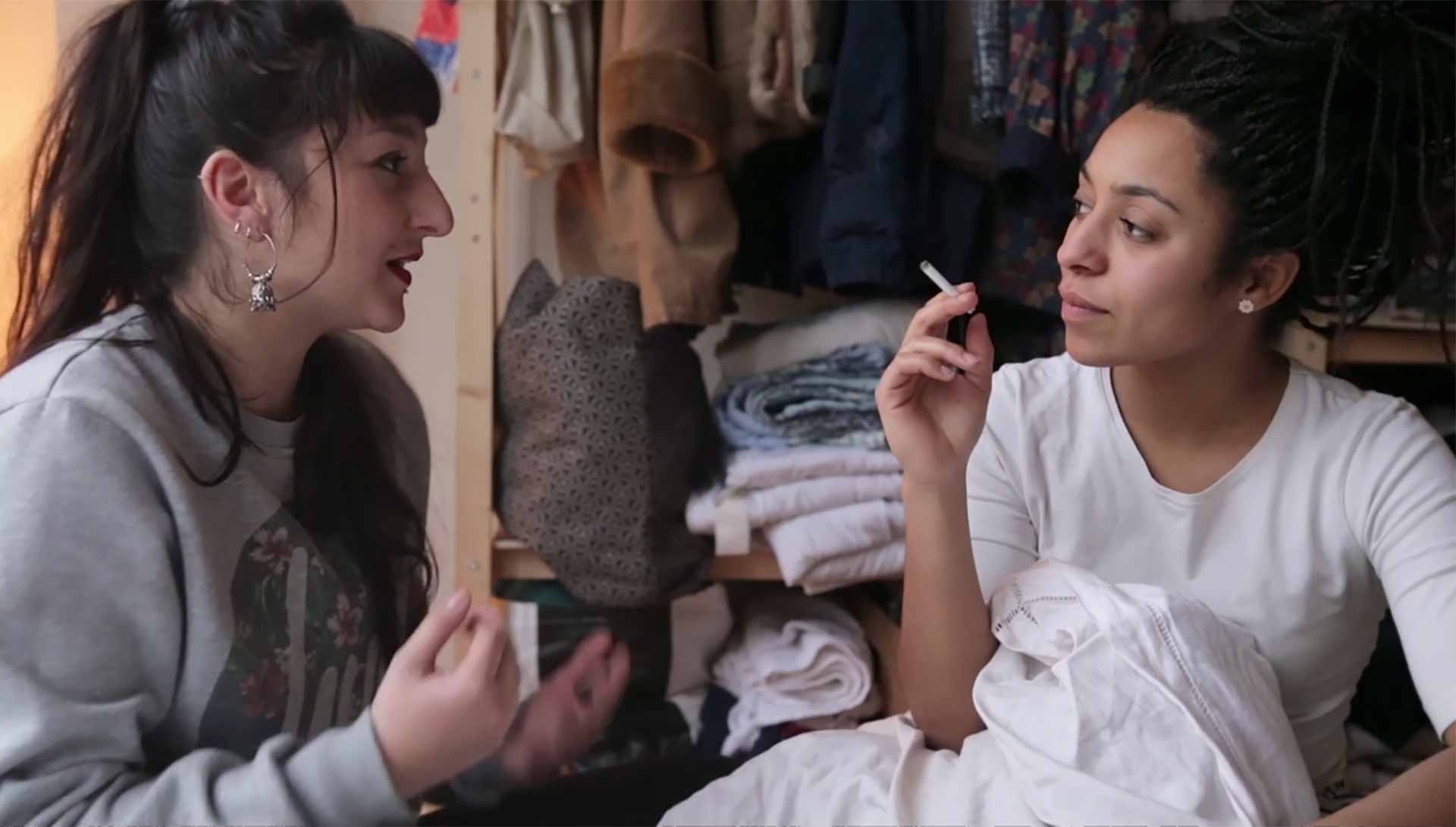 Deux femmes discutent