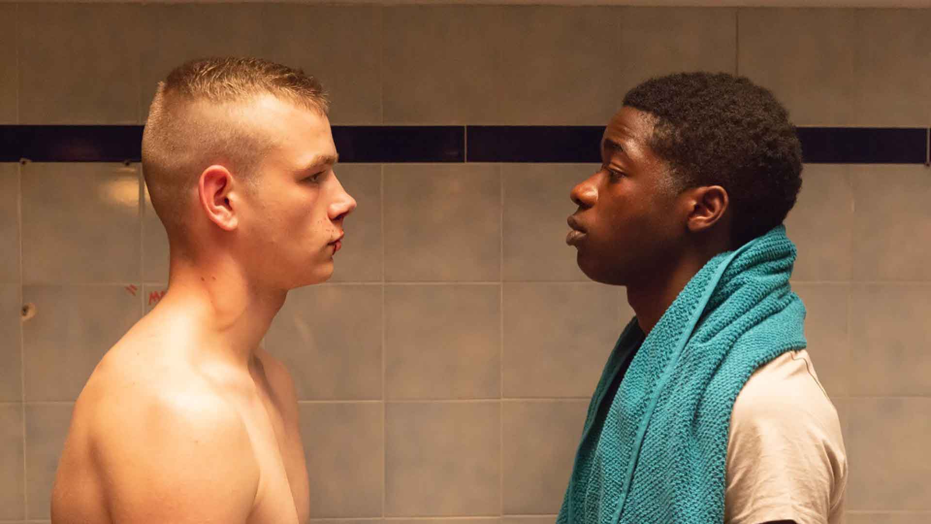 Deux adolescents, face à face, se regardent. Extrait du film Mon frère de Julien Abraham