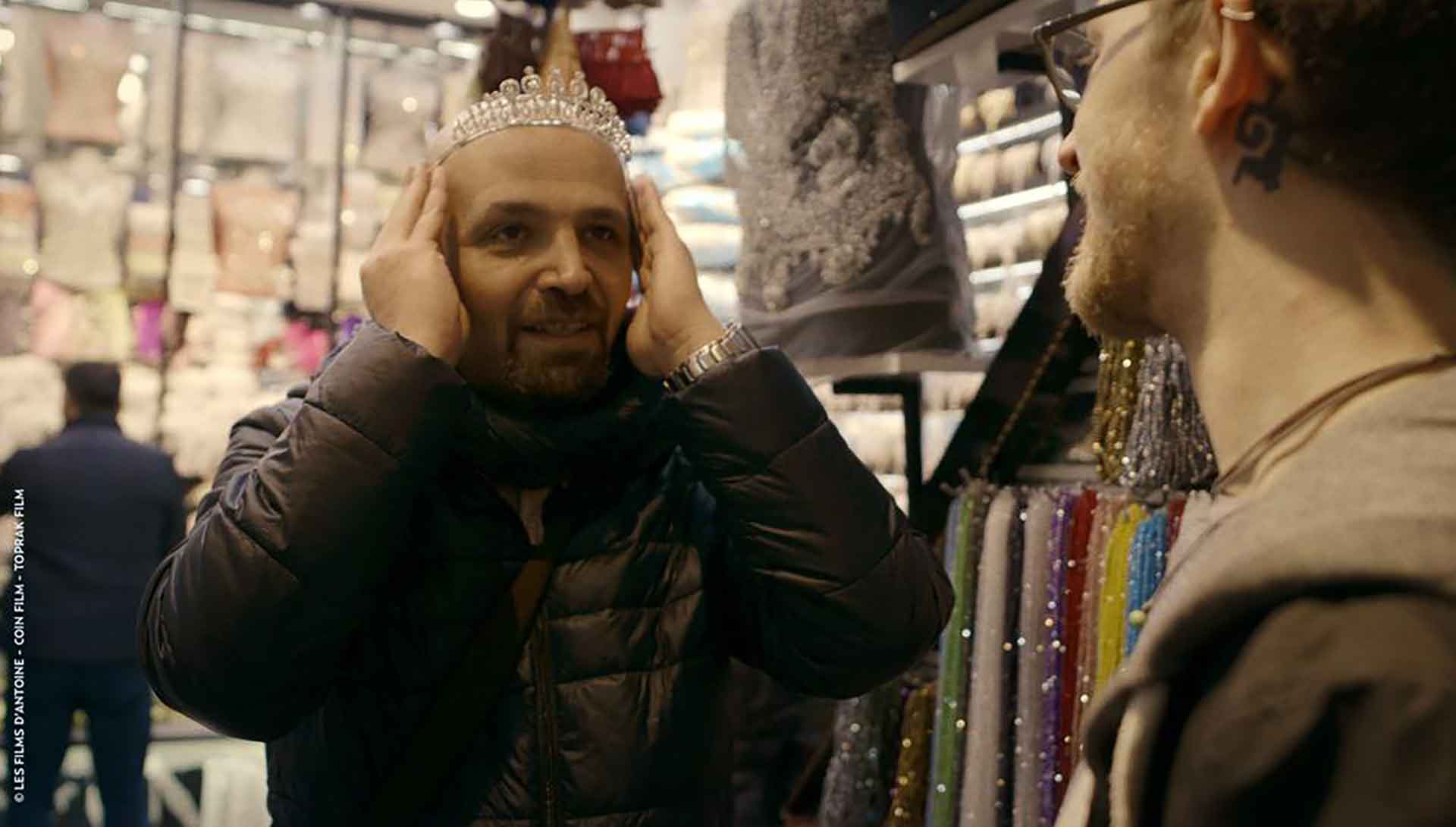 Un homme portant une couronne en plastique