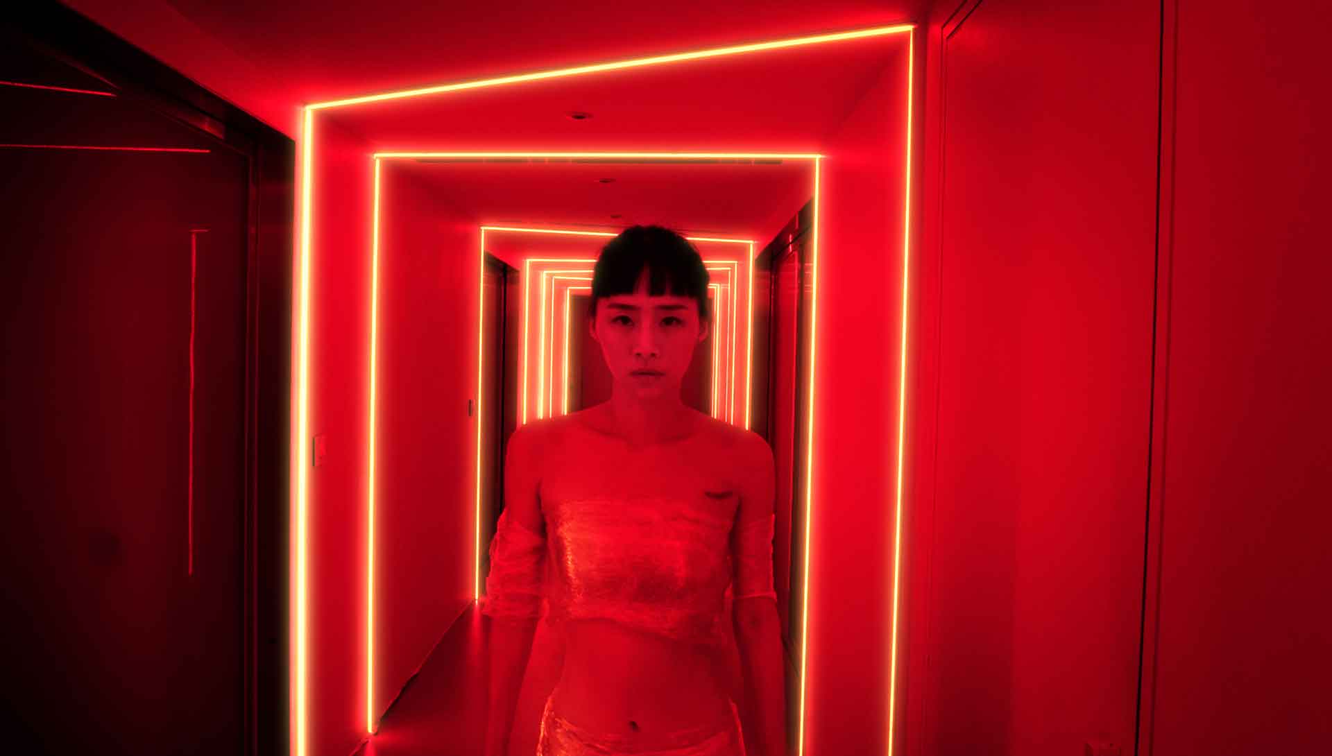Jeune femme asiatique dans un tunnel rouge