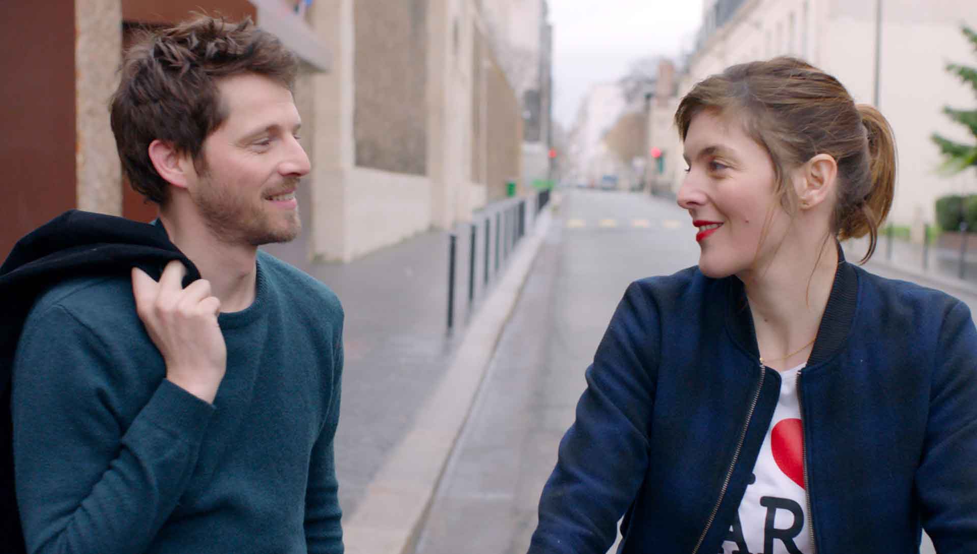 Un homme et une femme sourient