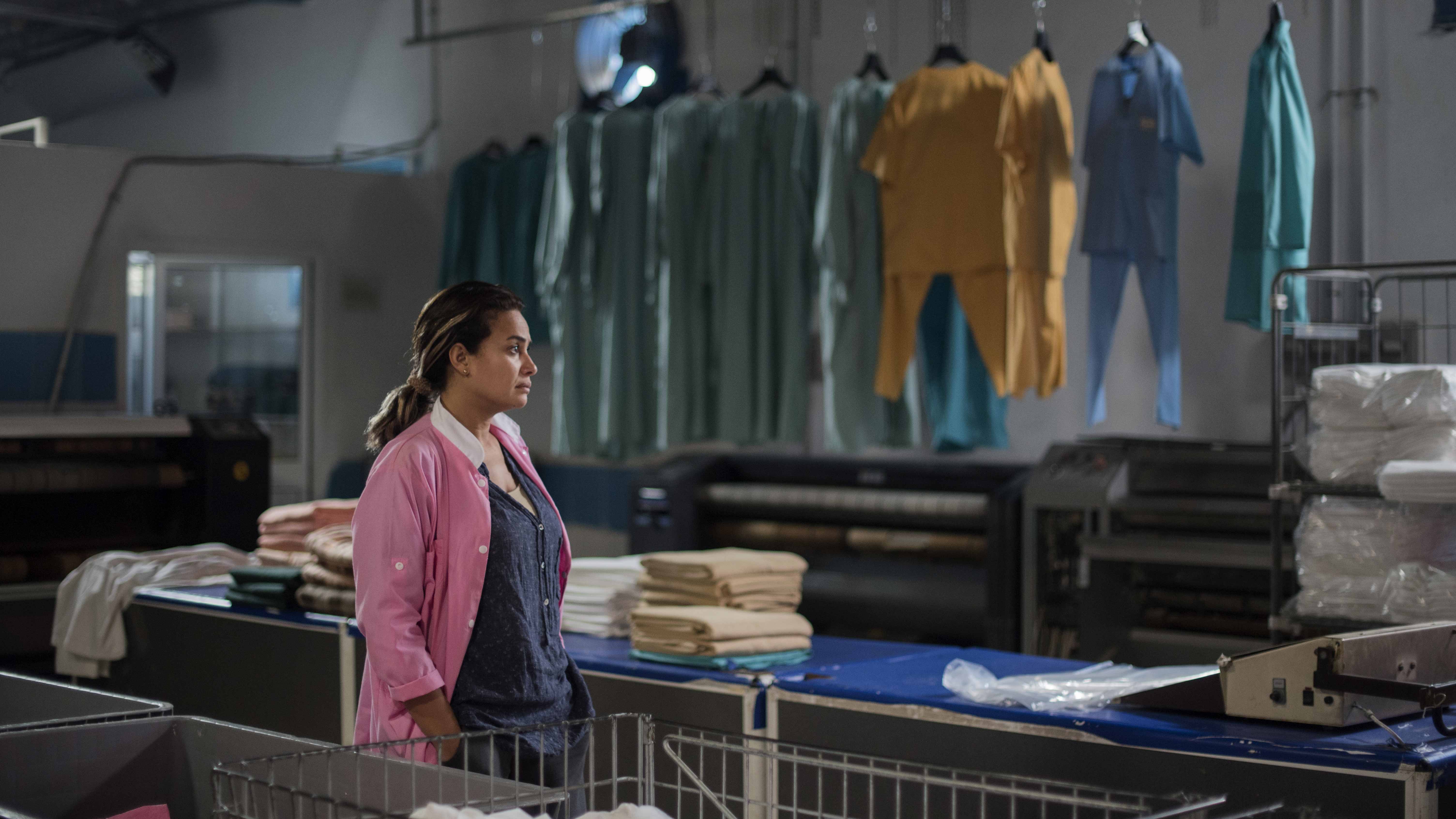 Une employée dans une usine de vêtements