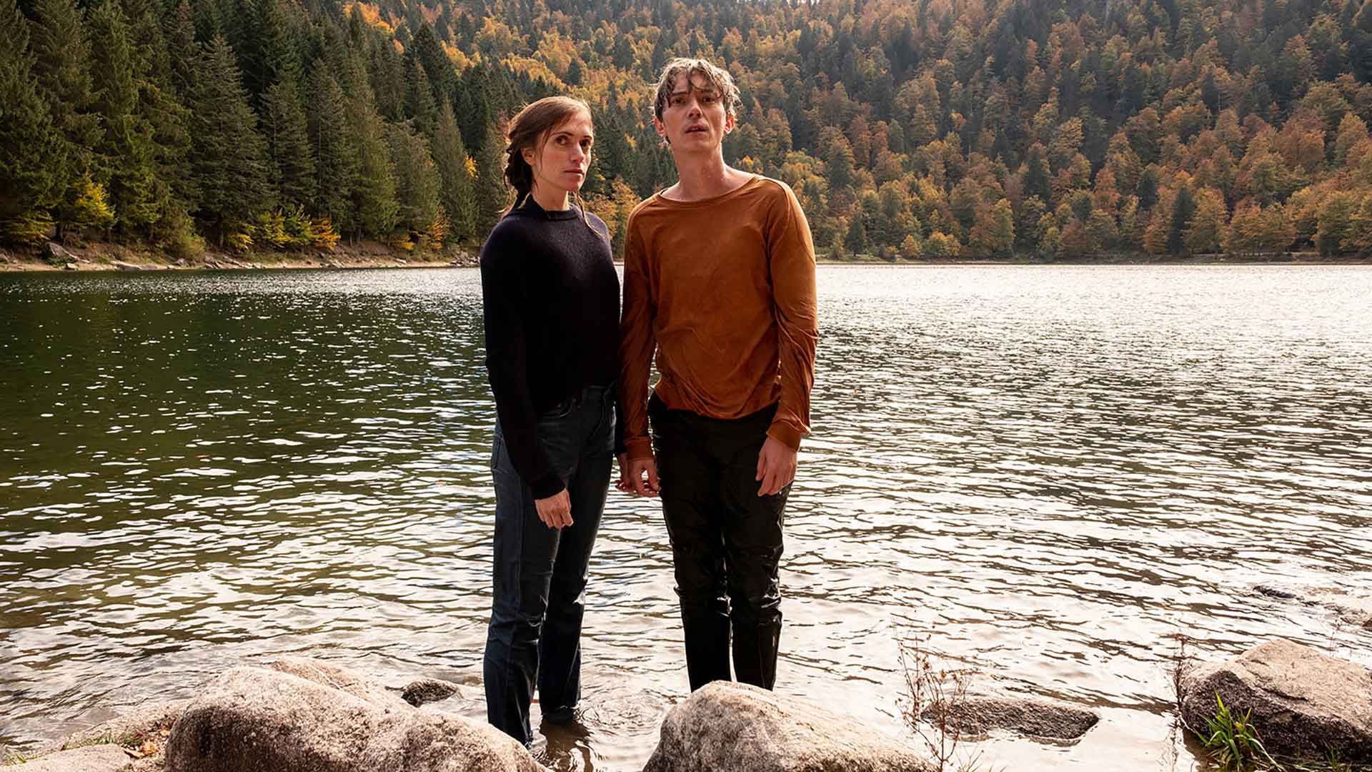 Un homme et une femme sont devant un lac