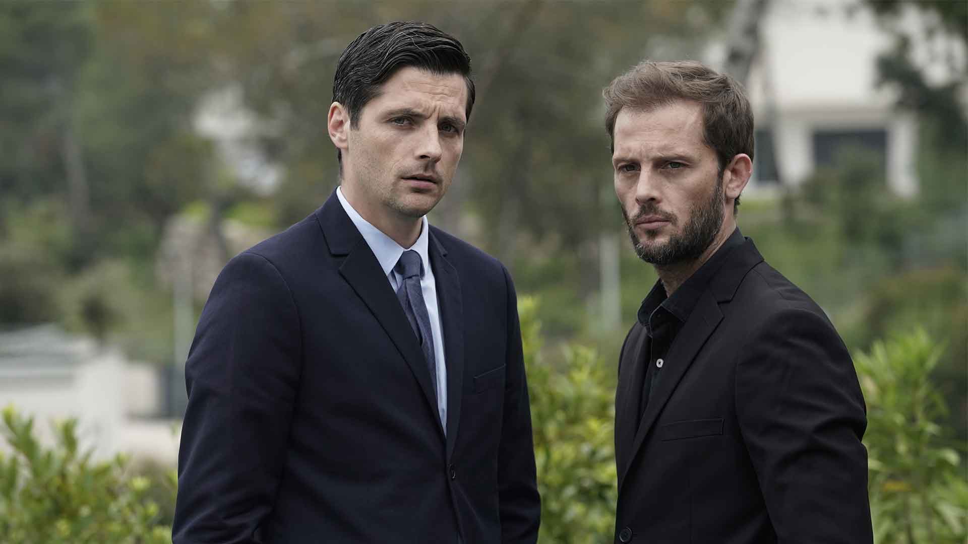 Deux hommes regardent la caméra