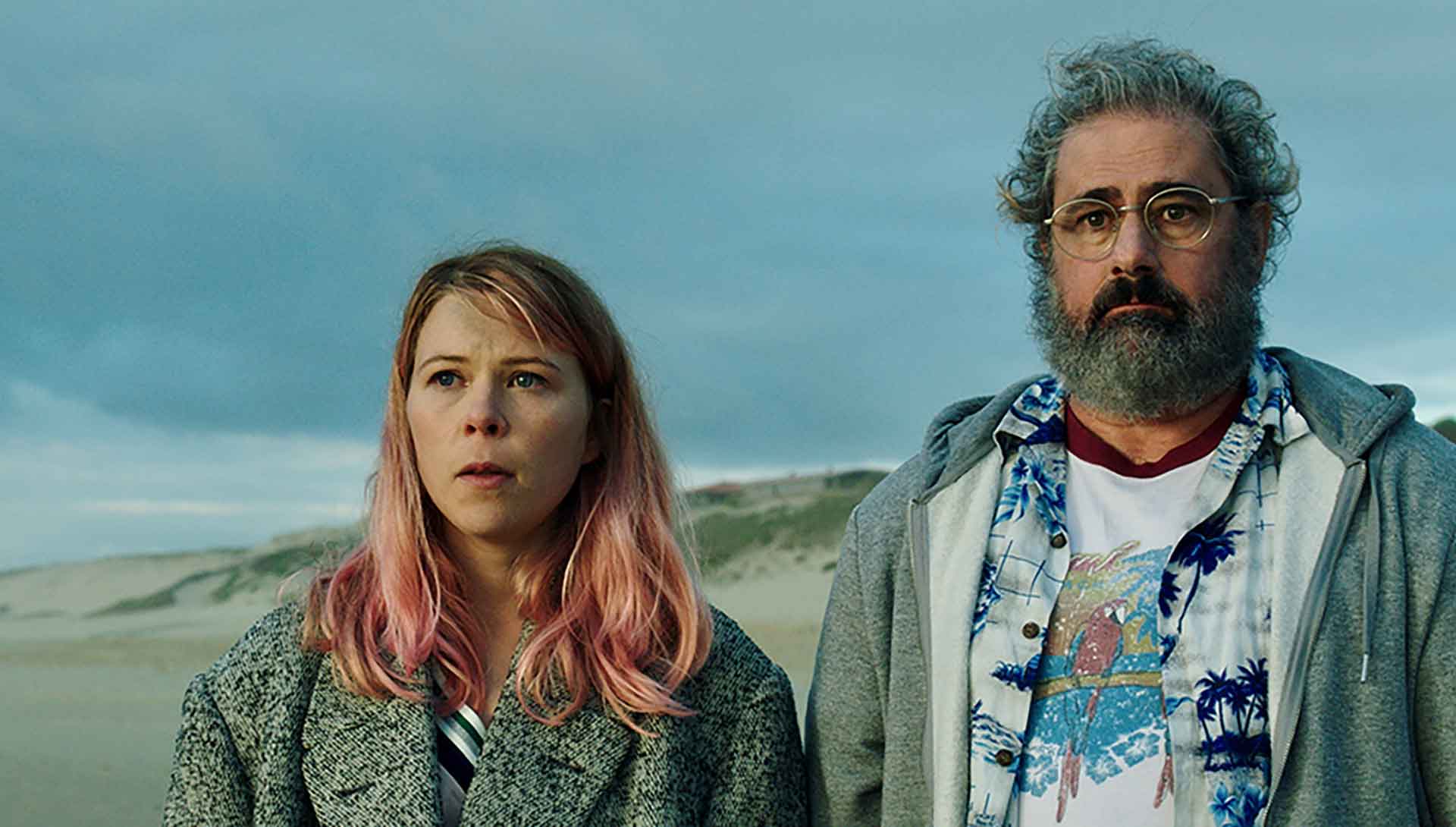 Une jeune femme et un homme barbu âgé sont sur une plage. Extrait du film Poissonsexe d'Olivier Babinet.