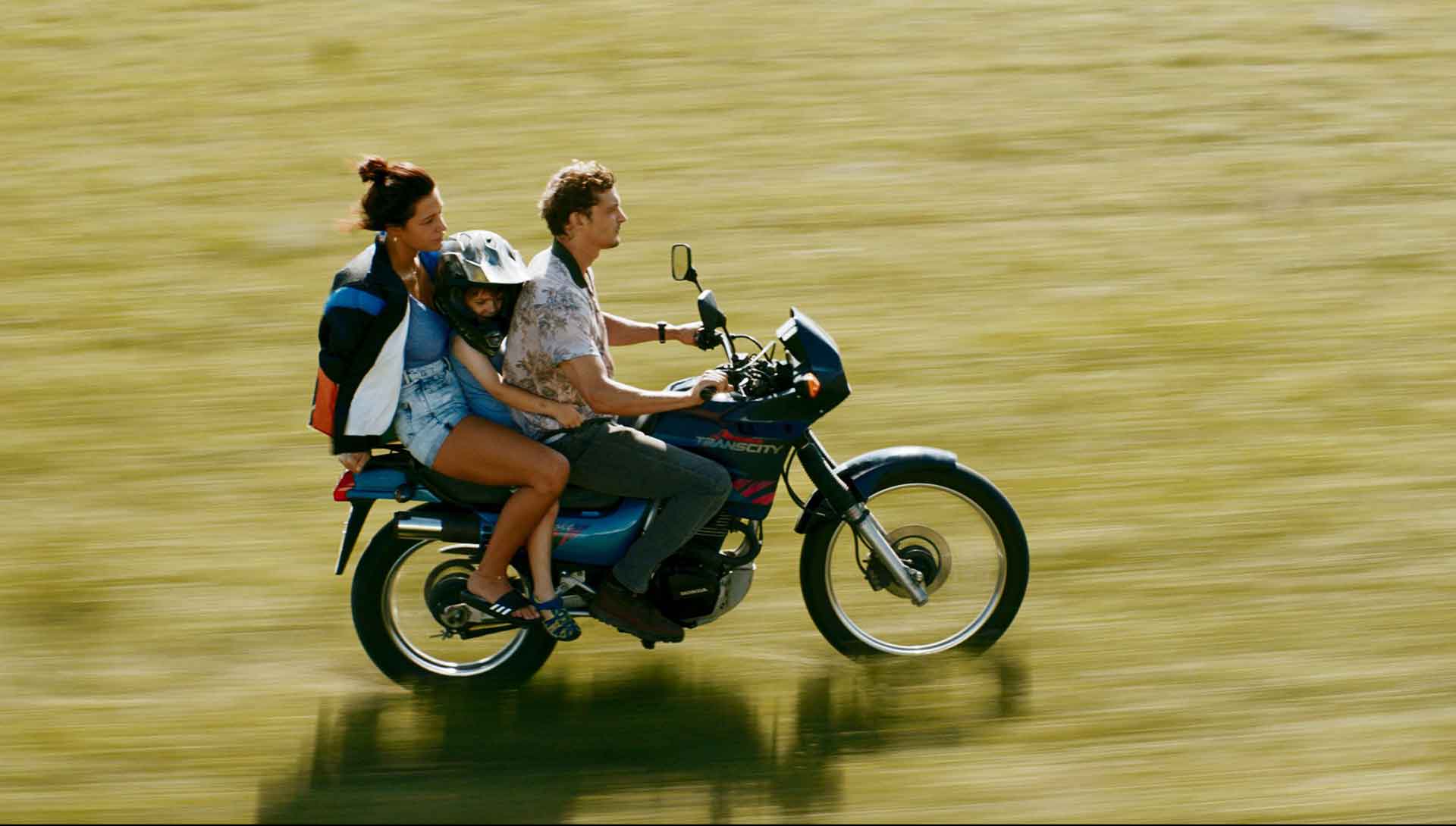 Un couple et un enfant en moto