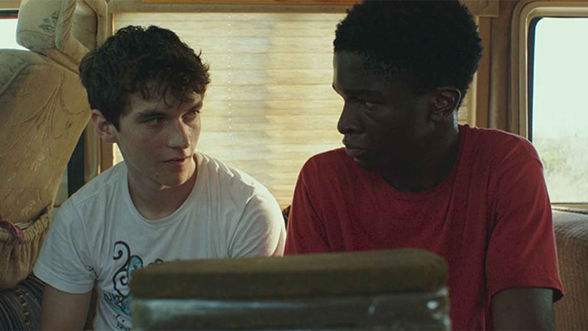 Deux jeunes hommes se regardant