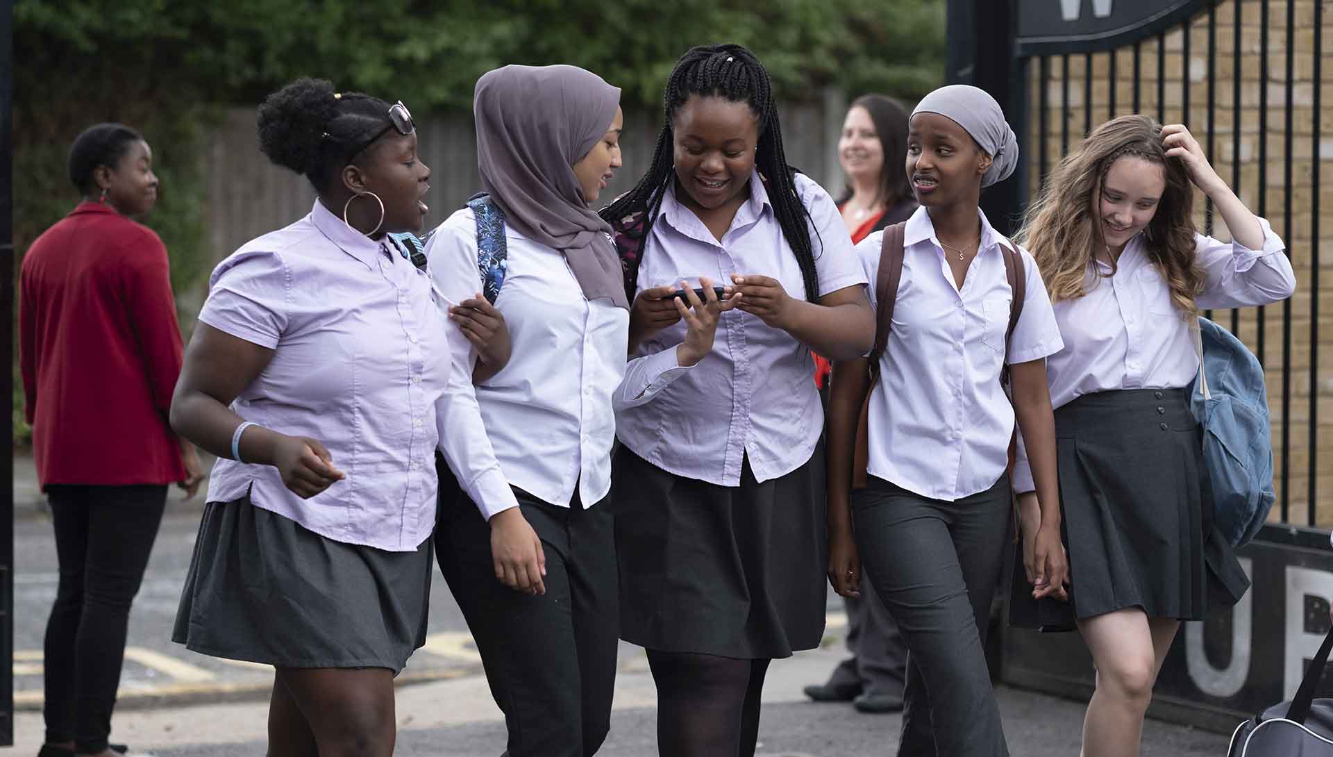 Un groupe de lycéennes. Extrait du film Rocks de Sarah Gavron