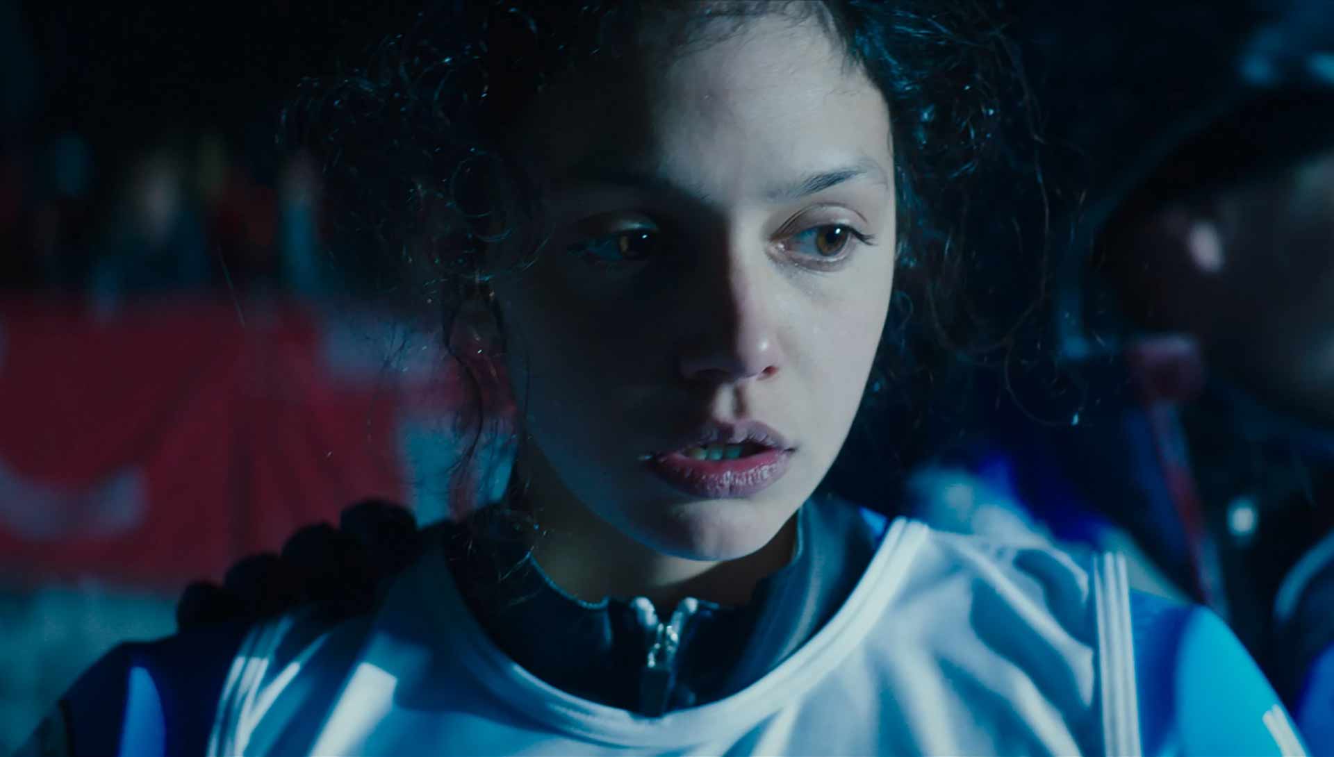 Gros plan sur le visage d'une adolescente. Extrait du film Slalom de Charlène Favier
