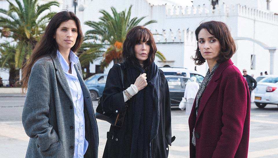 Trois femmes dans la rue. Extrait du film Soeurs de Yamina Benguigui