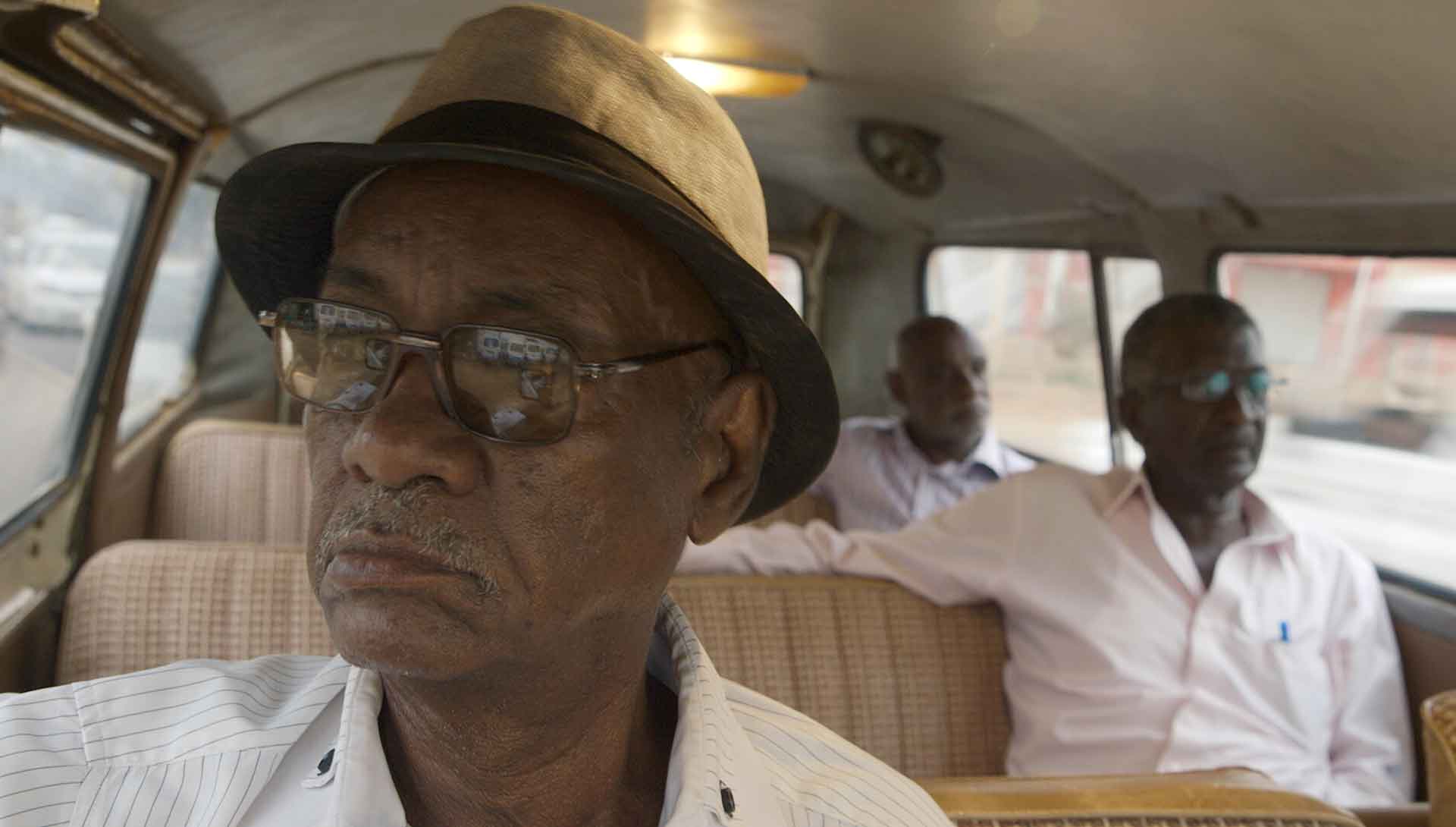 Des hommes dans un bus au Soudan