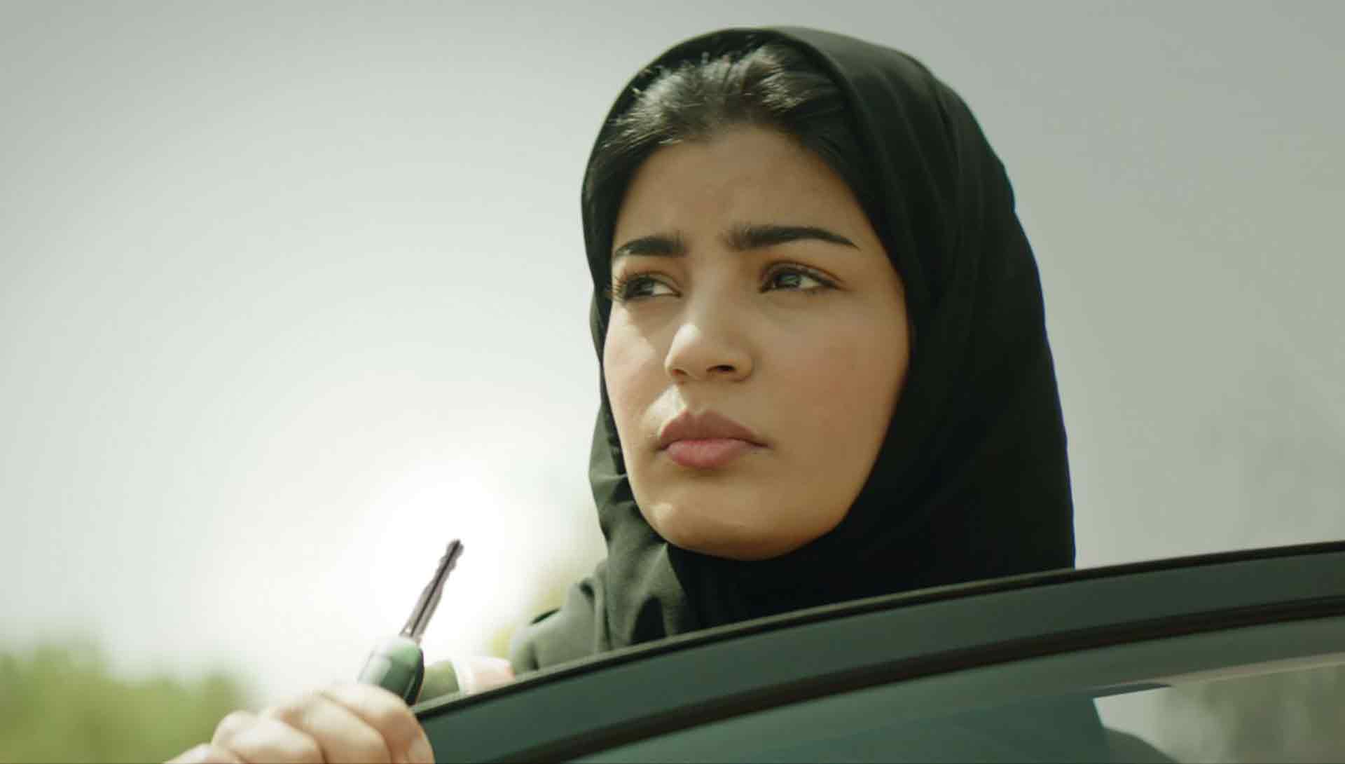 Gros plan sur une jeune femme saoudienne. Extrait du film The Perfect Candidate de Haifaa Al Mansour.