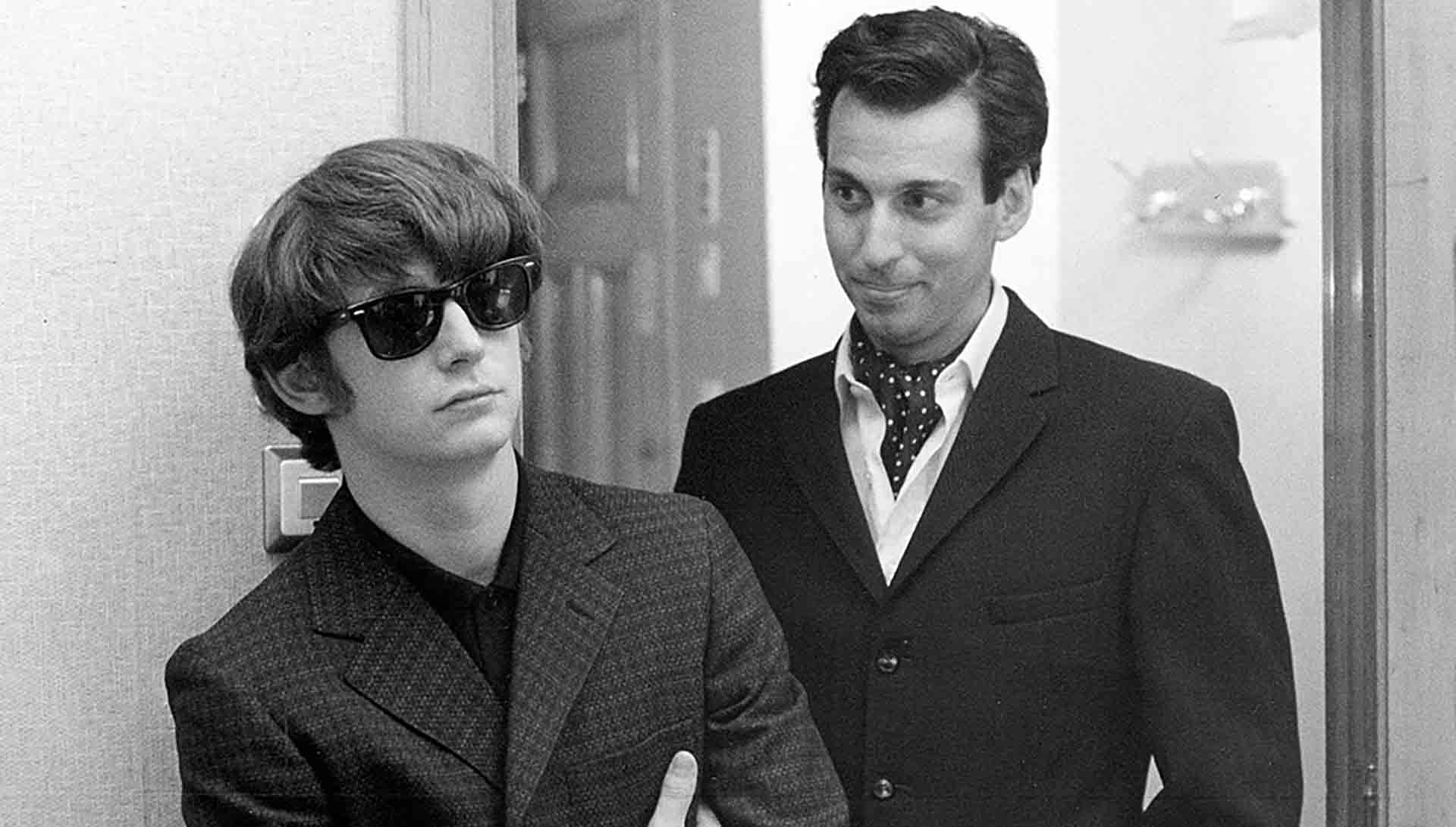 Plan en noir et blanc de deux acteurs (Ian Hart et David Angus) incarnant John Lenon et le manager des Beatles, Brian Epstein. Extrait du film 