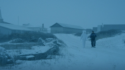 CHURCHILL-POLAR-BEAR-TOWN---still-3